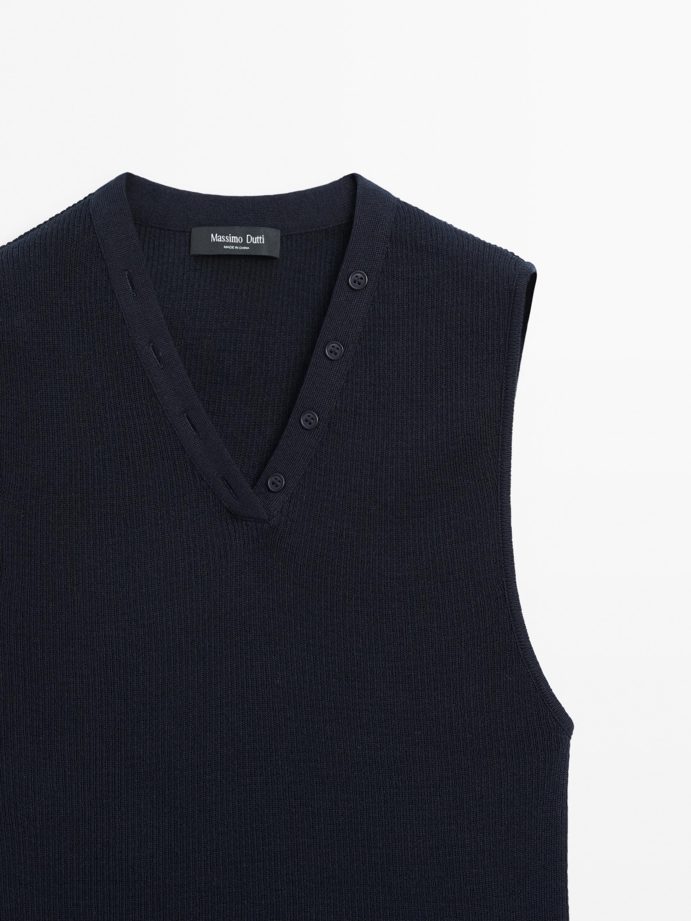Ribbed top with collar detail