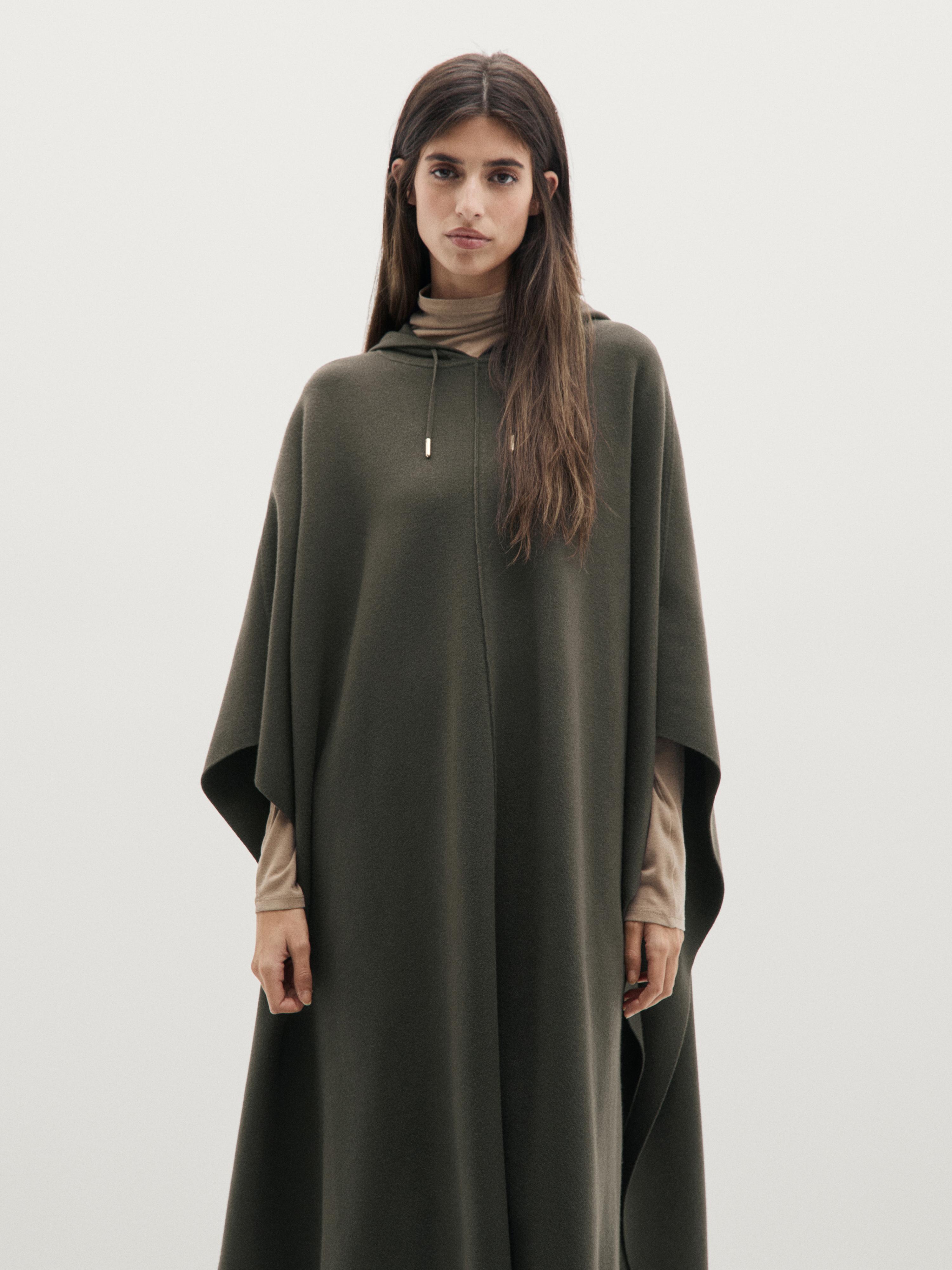 Lang, strikket kappe med justerbar hette