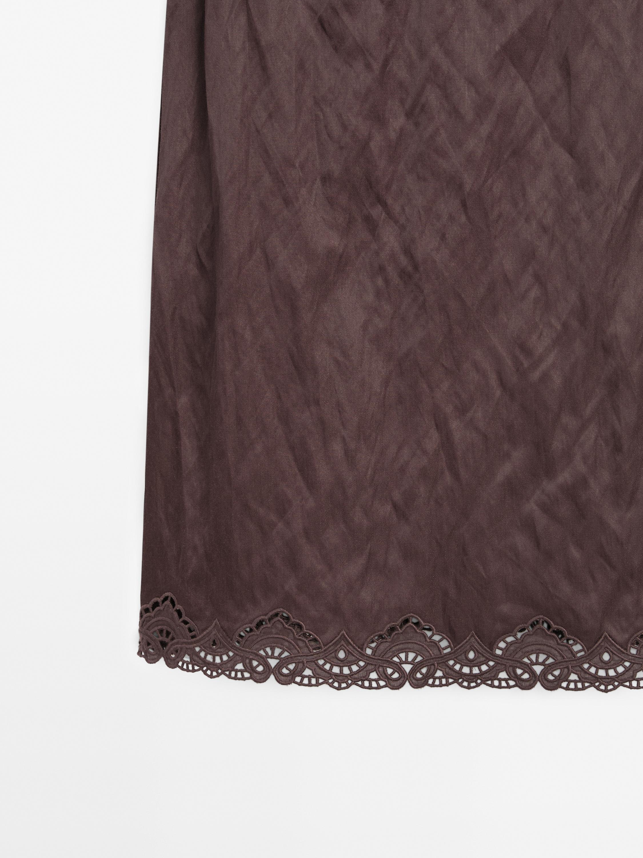 Μίνι φόρεμα με λεπτομέρεια δαντέλα