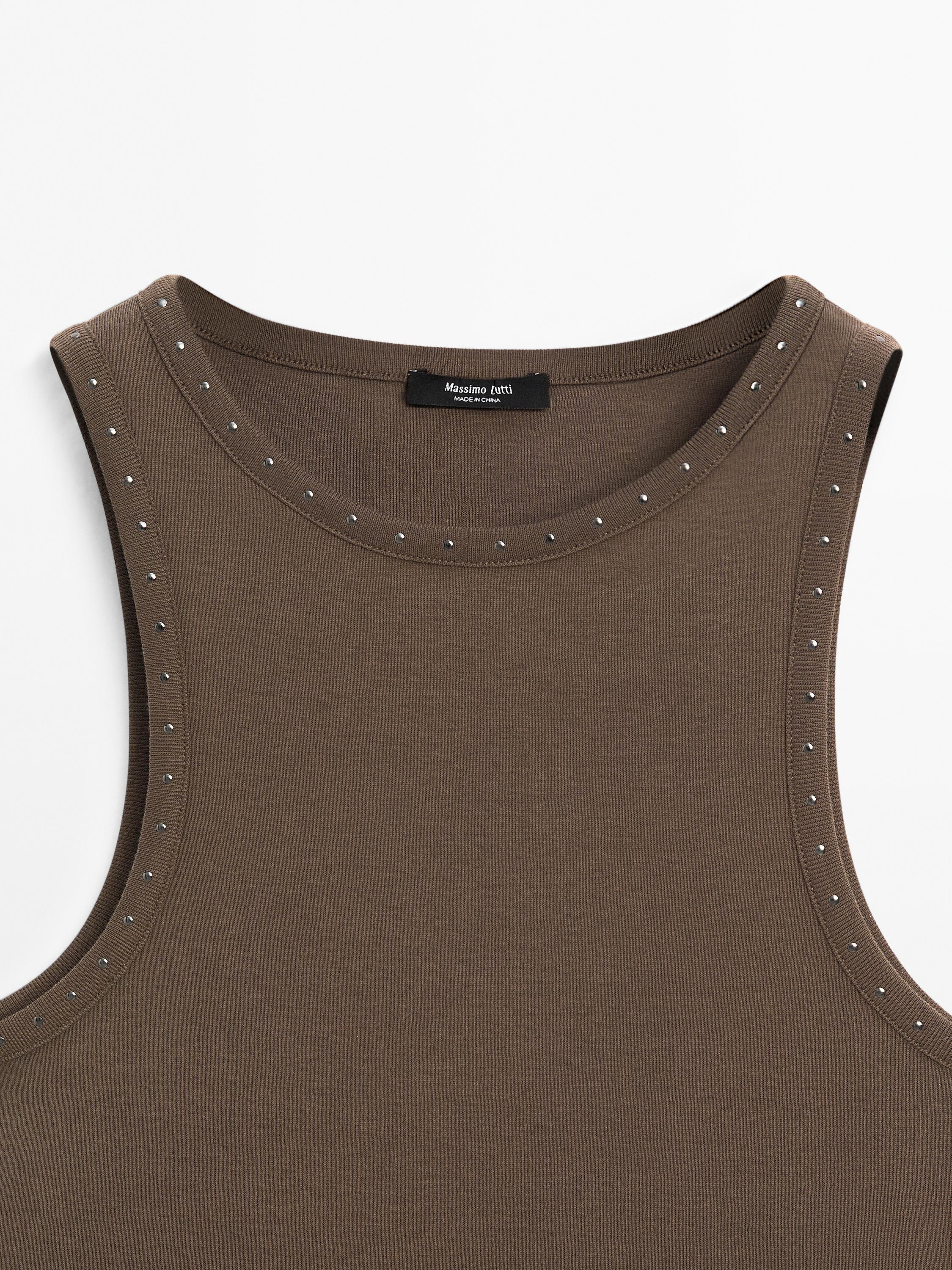 Slim fit topp med nitdetaljer