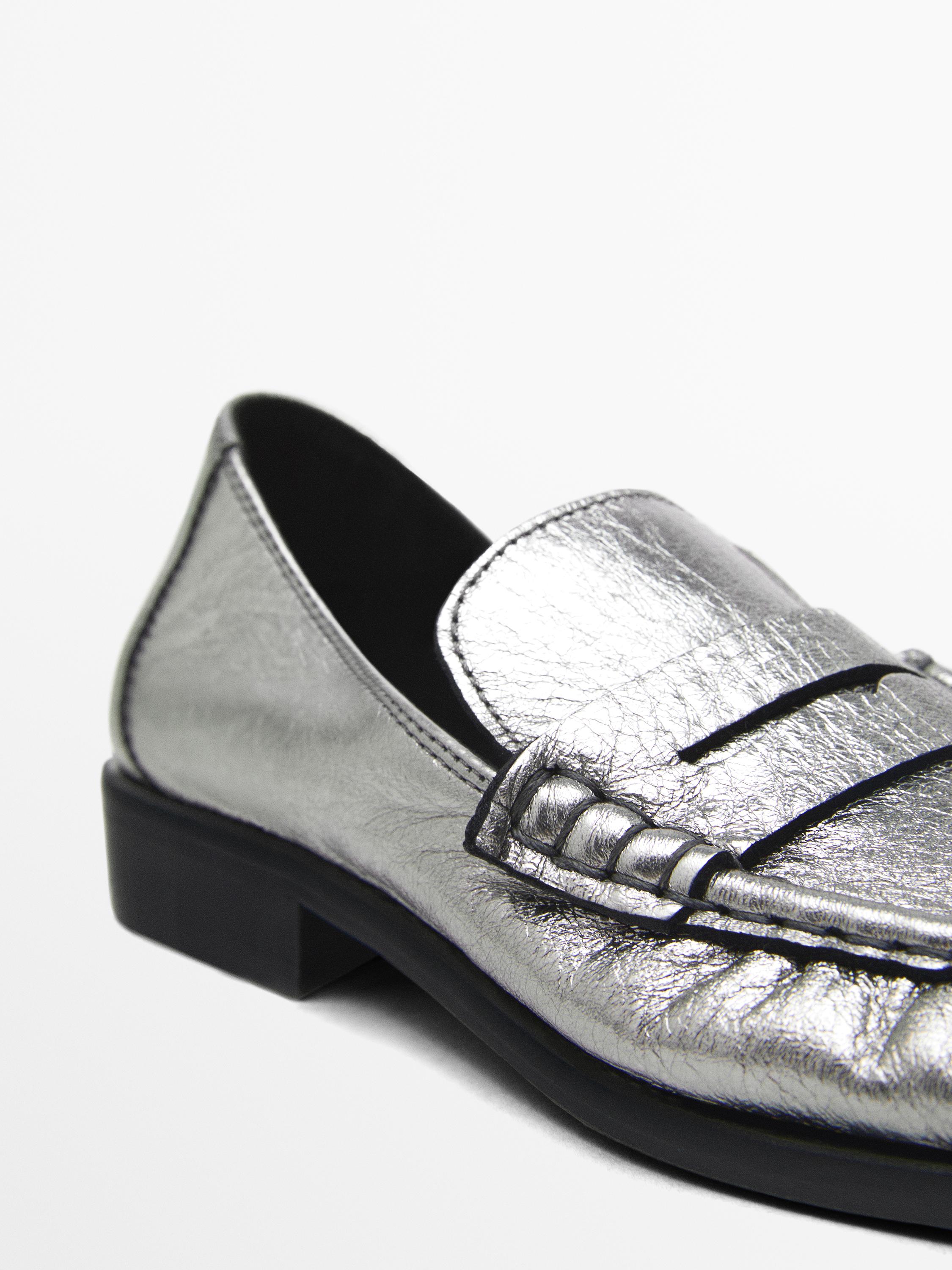 Soft loafers with gathered detail