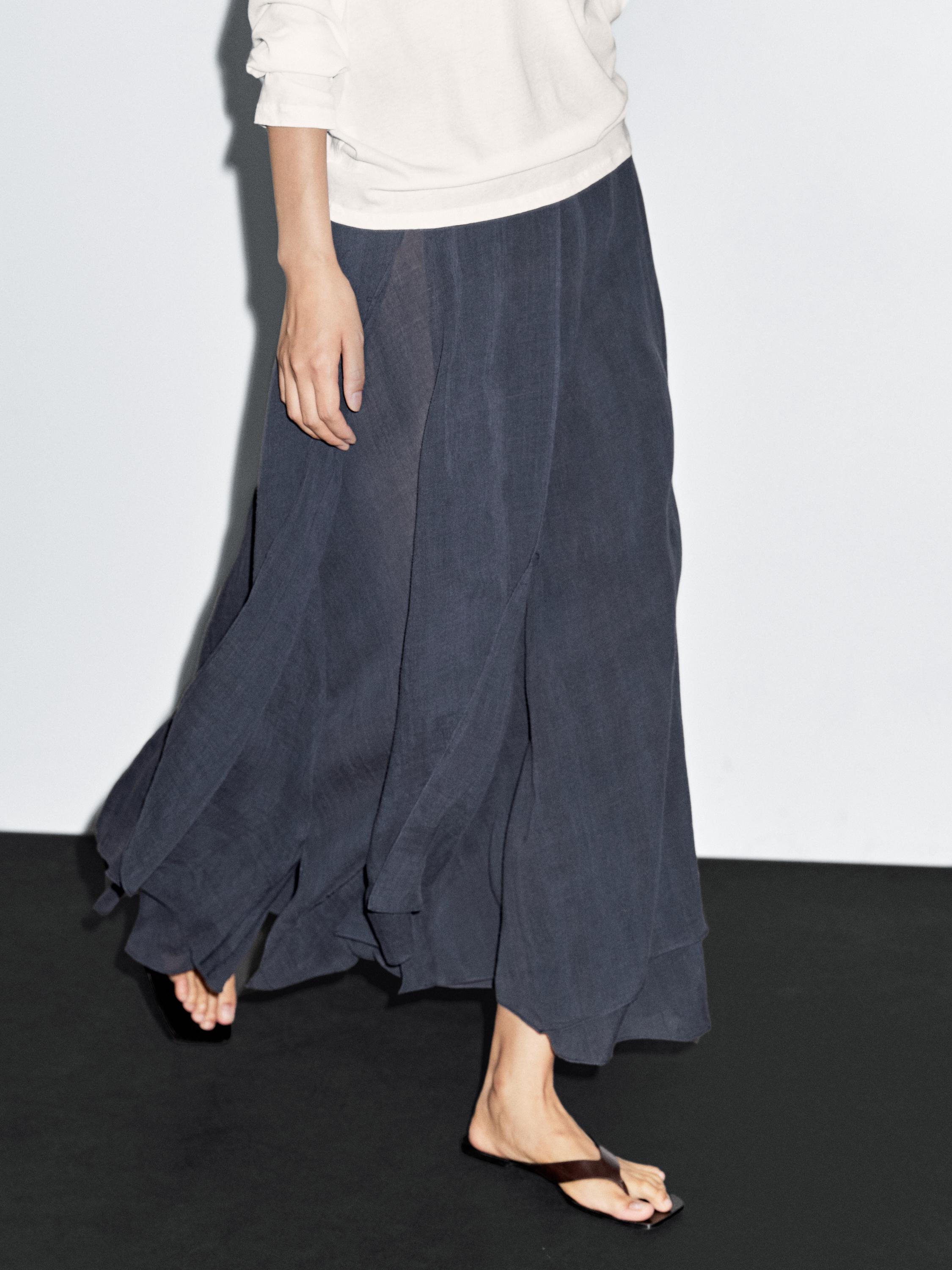 تنورة طويلة فضفاضة بكشكش