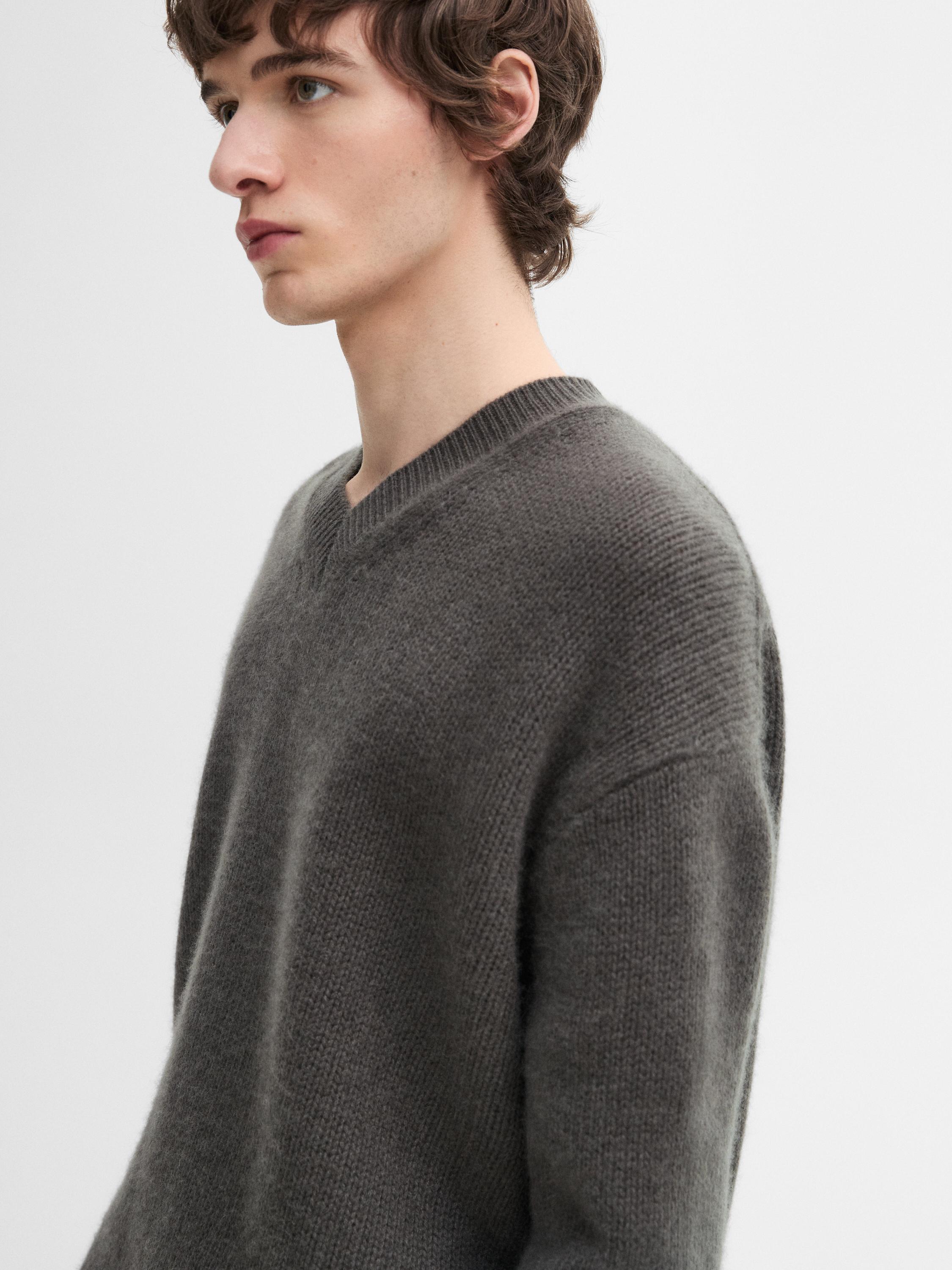100% cashmere V-neck knit sweater