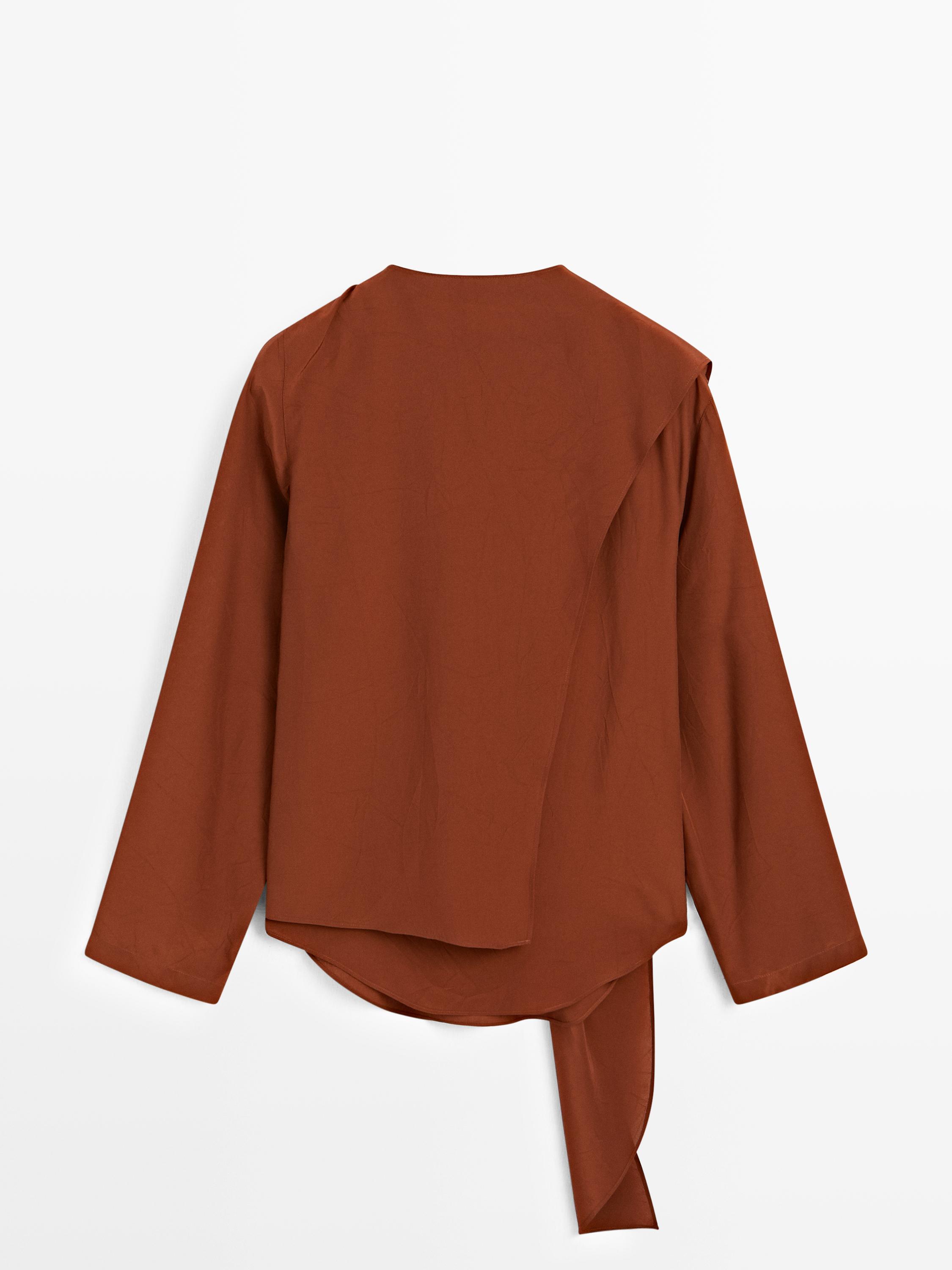 Flowing blouse with tied neck