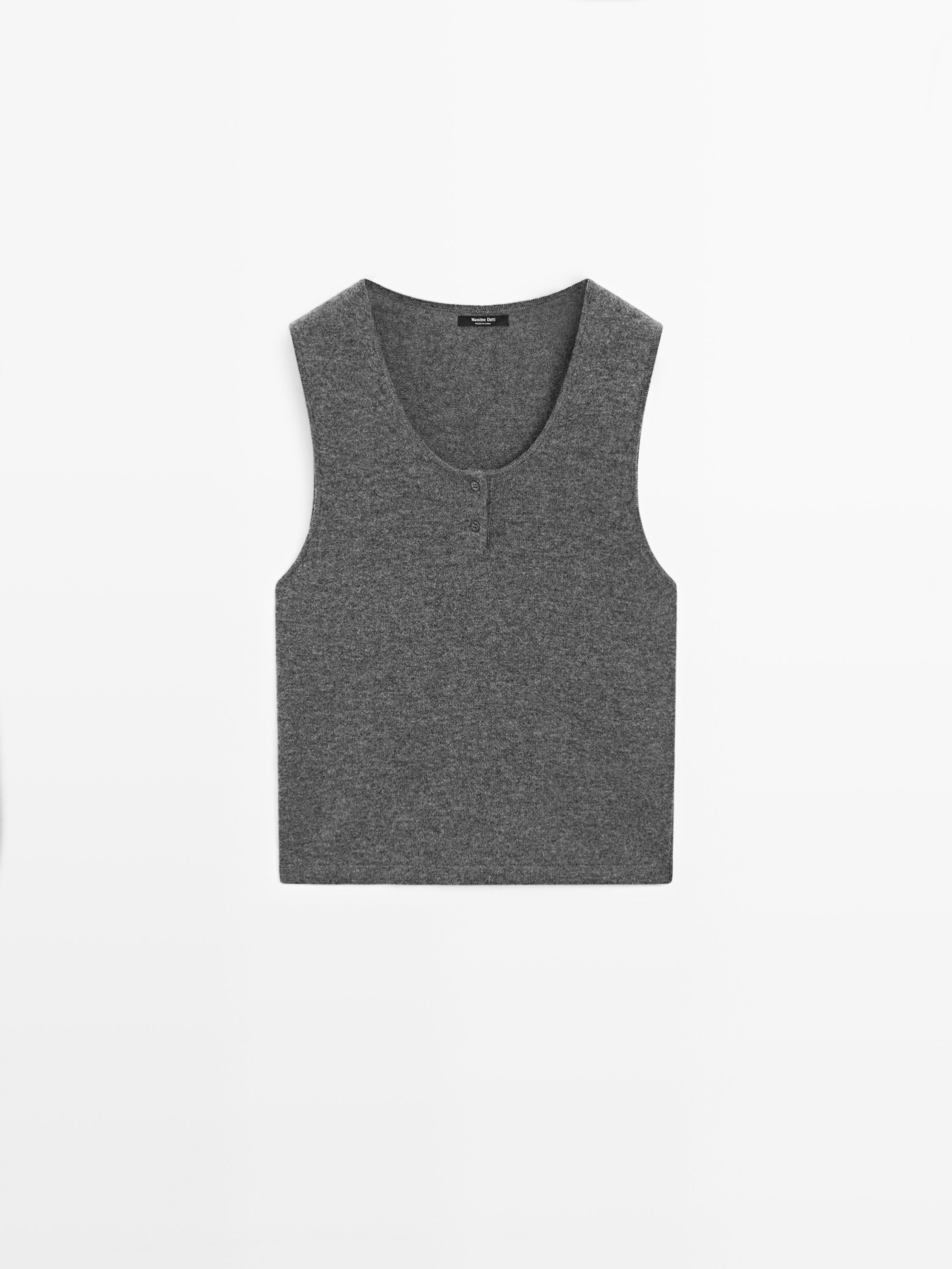 Top de malha com pormenor de botões