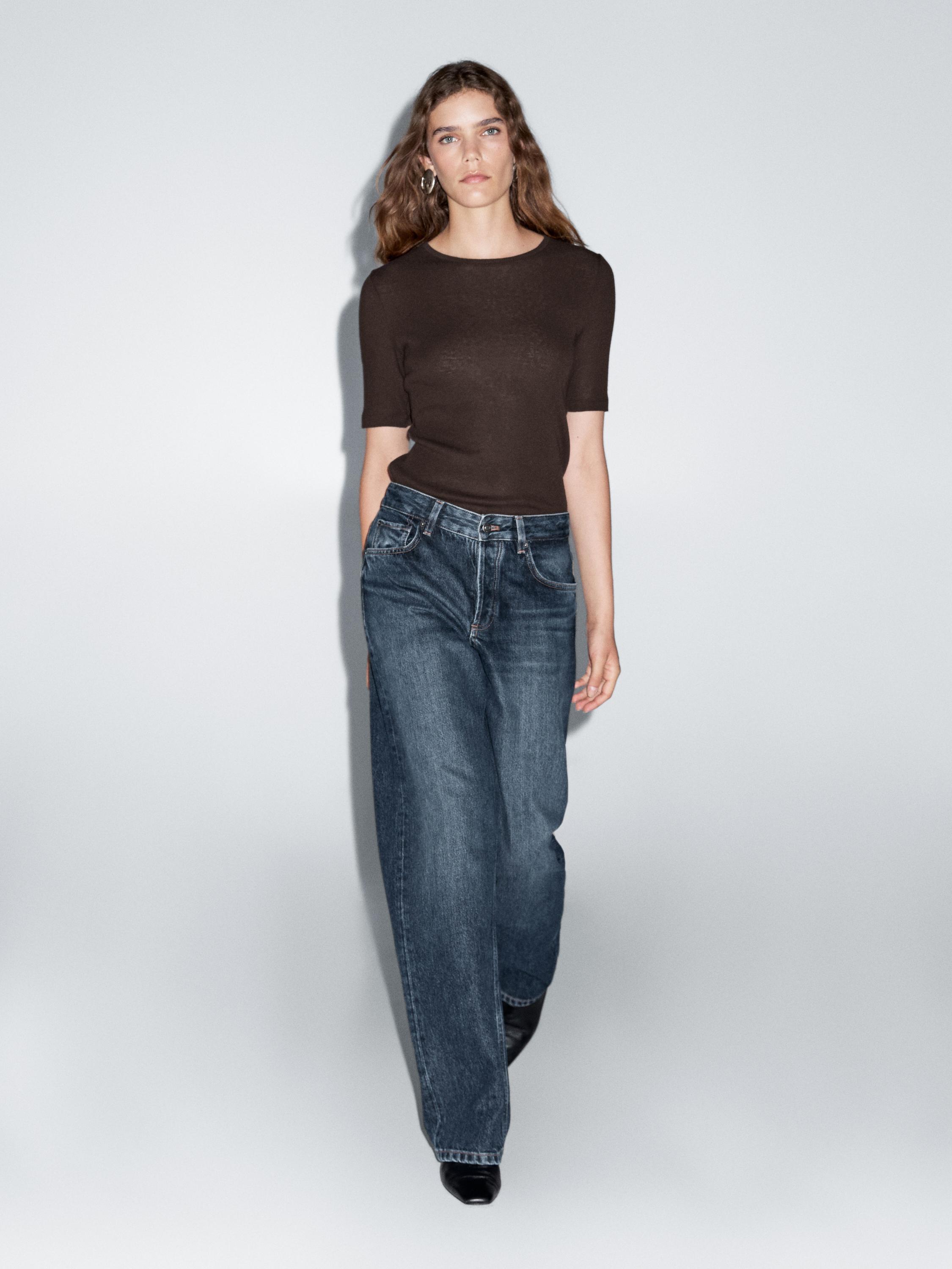 Conjunto de camiseta cruda de manga corta y pantalones vaqueros anchos con bolsillos delanteros y traseros.