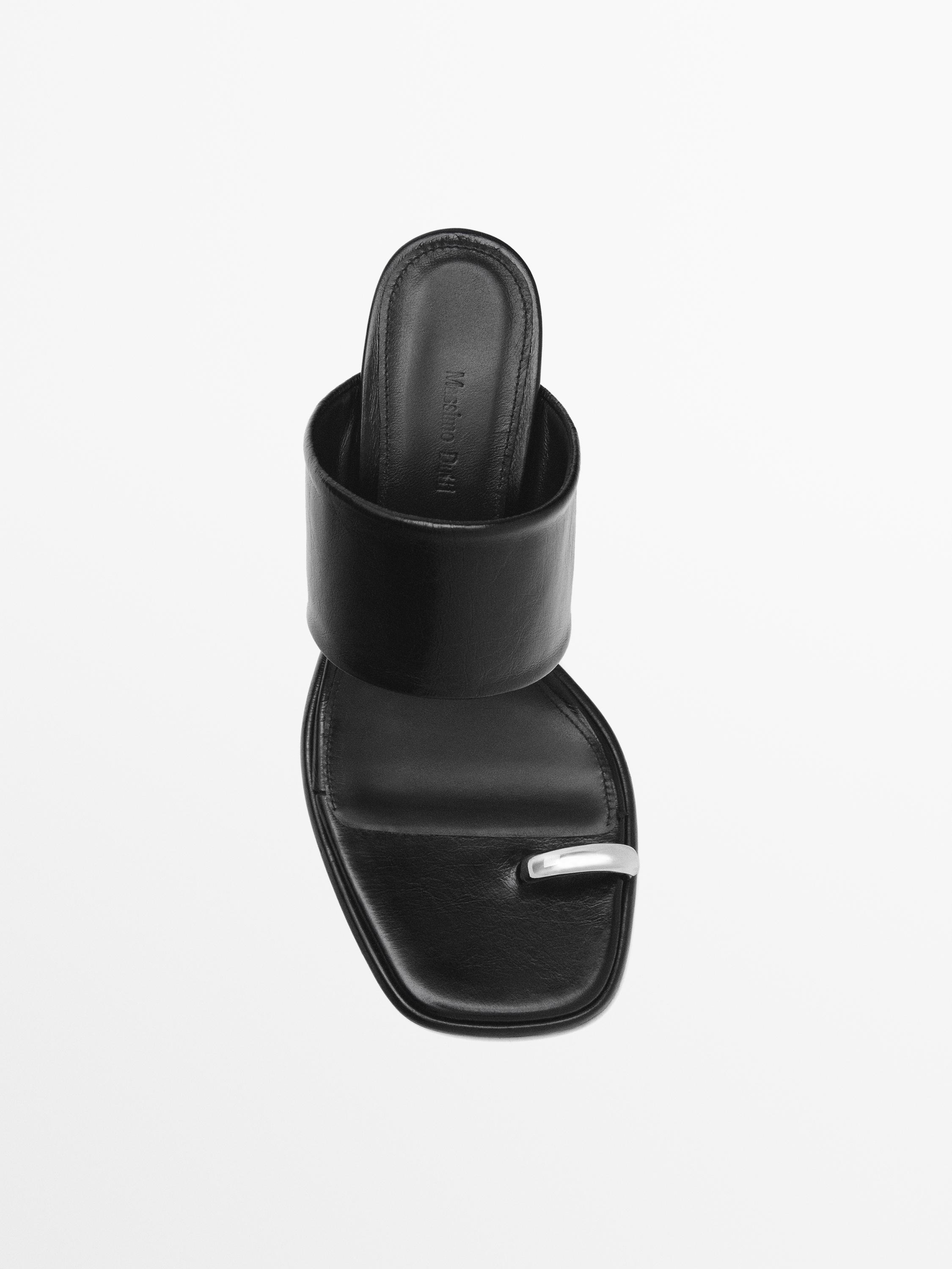 صندل بكعب عالِ مزين بحلقة