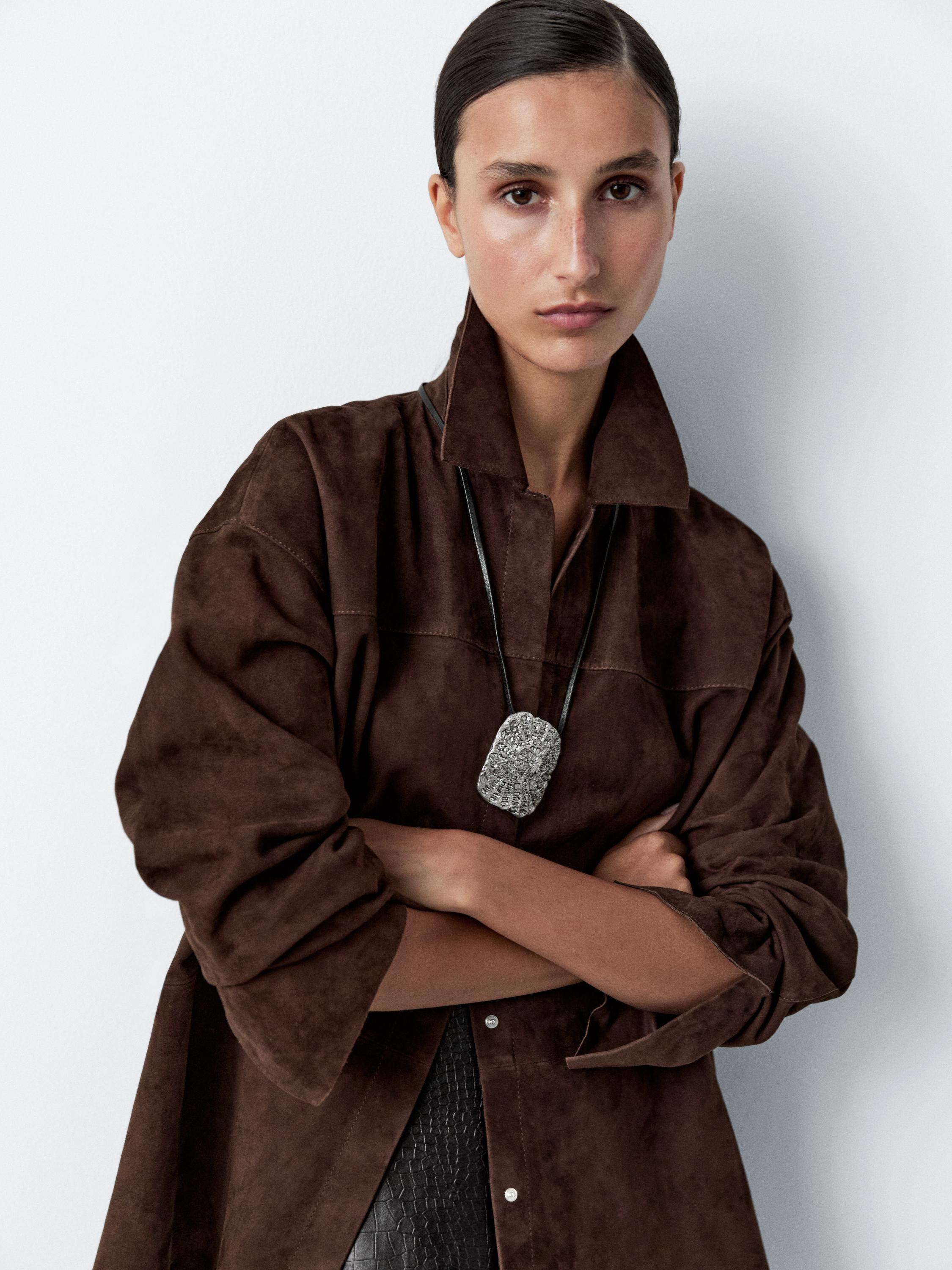 Colar de medalhão com textura