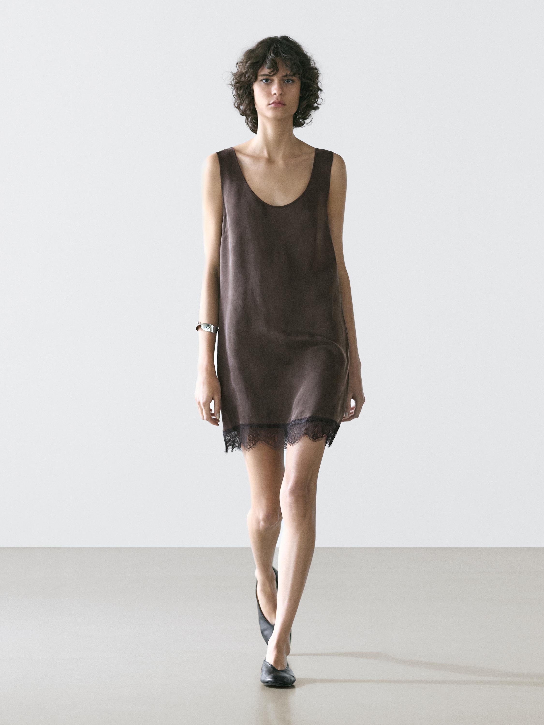 Short flowing dress with lace detail — Chocolate