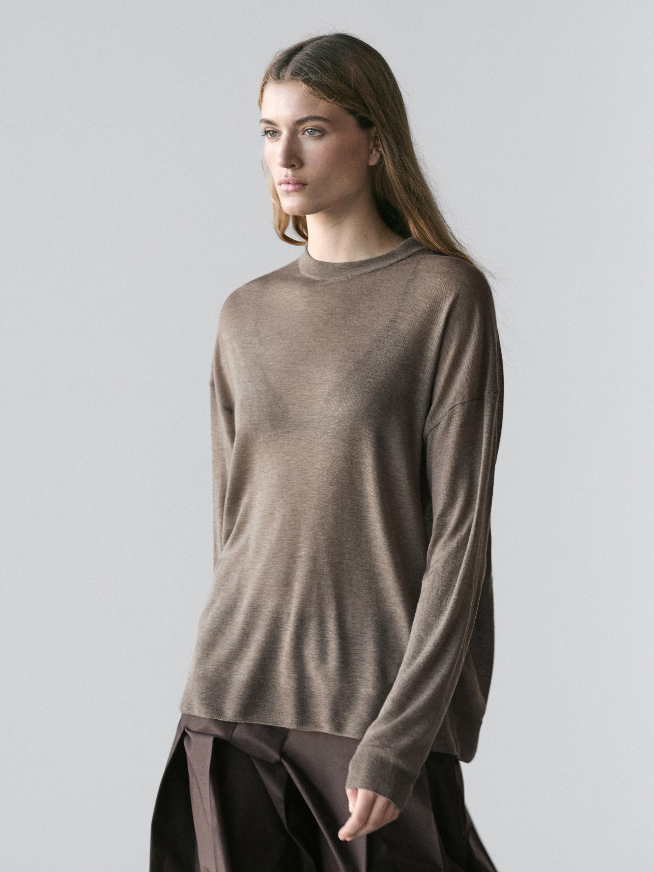 Ensemble pull oversize taupe en maille à col rond et manches longues, assorti à une jupe marron.