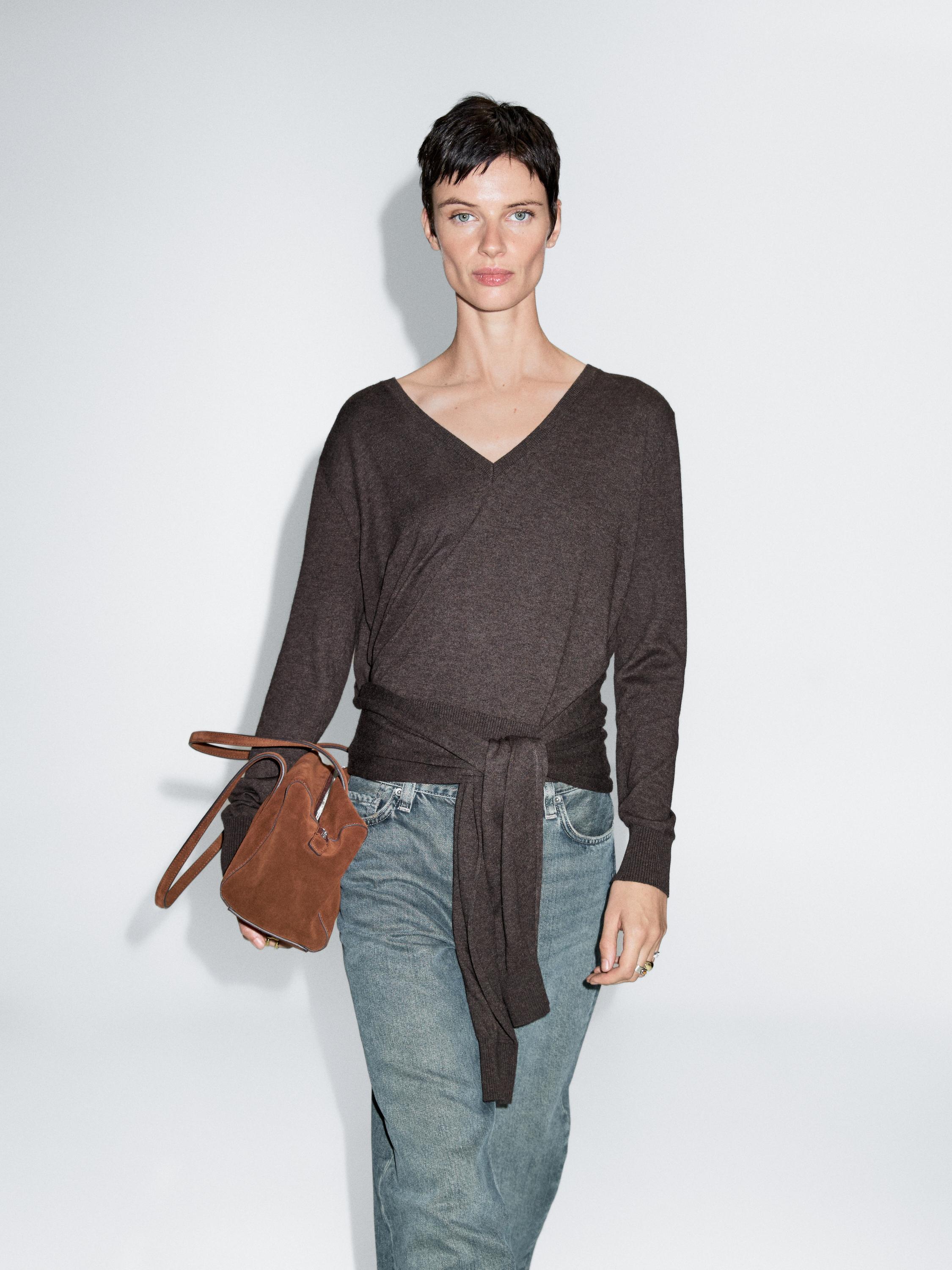 Áo len có tay áo đa cách mặc.