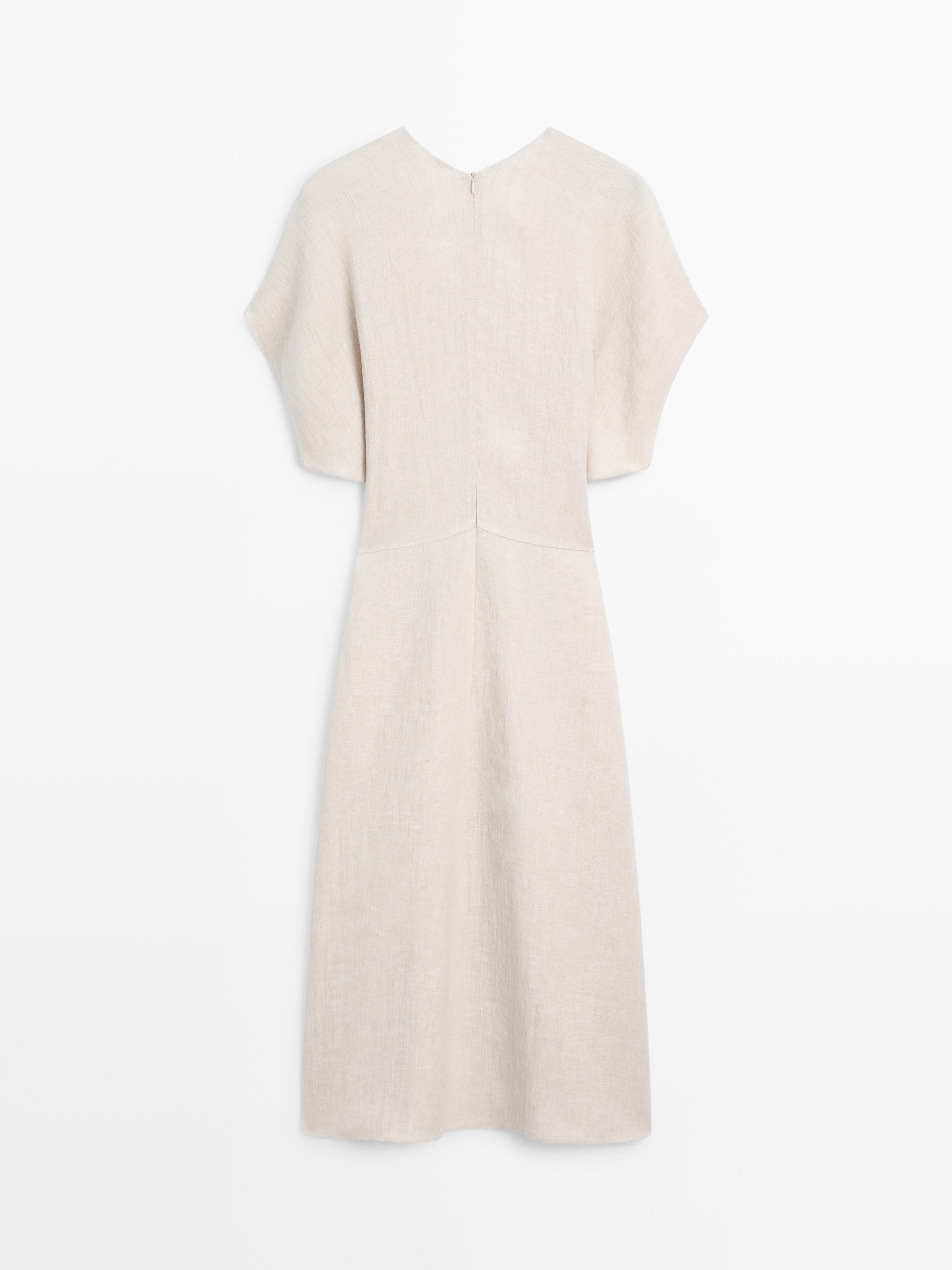 Ham renk elbisenin arka görünümü, midi kesim, geniş kısa kollar, arkadan kapama.