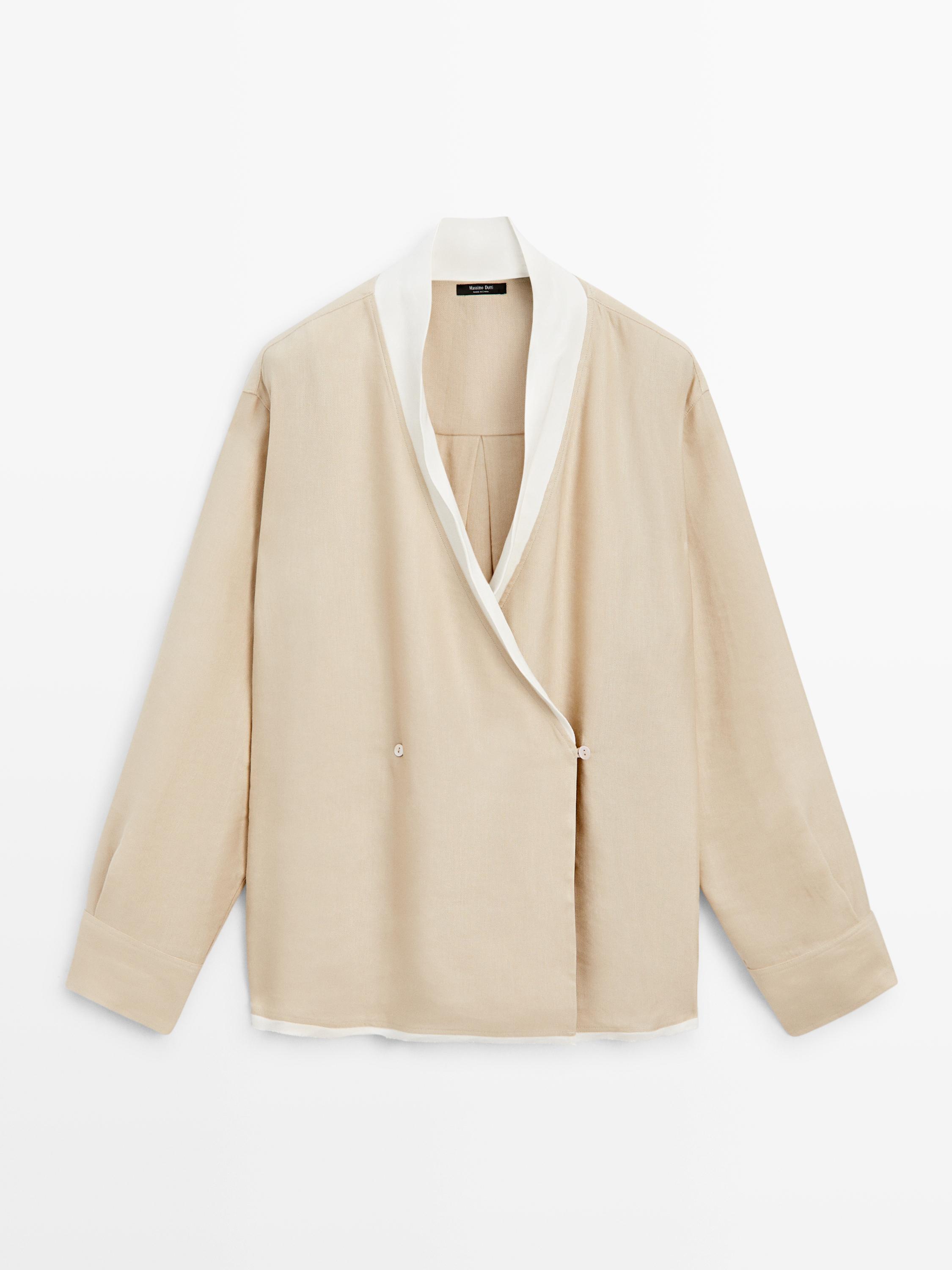 Beyaz yakalı, kruvaze gizli düğmeli ve uzun kollu bej blazer ceket önden görünümü.