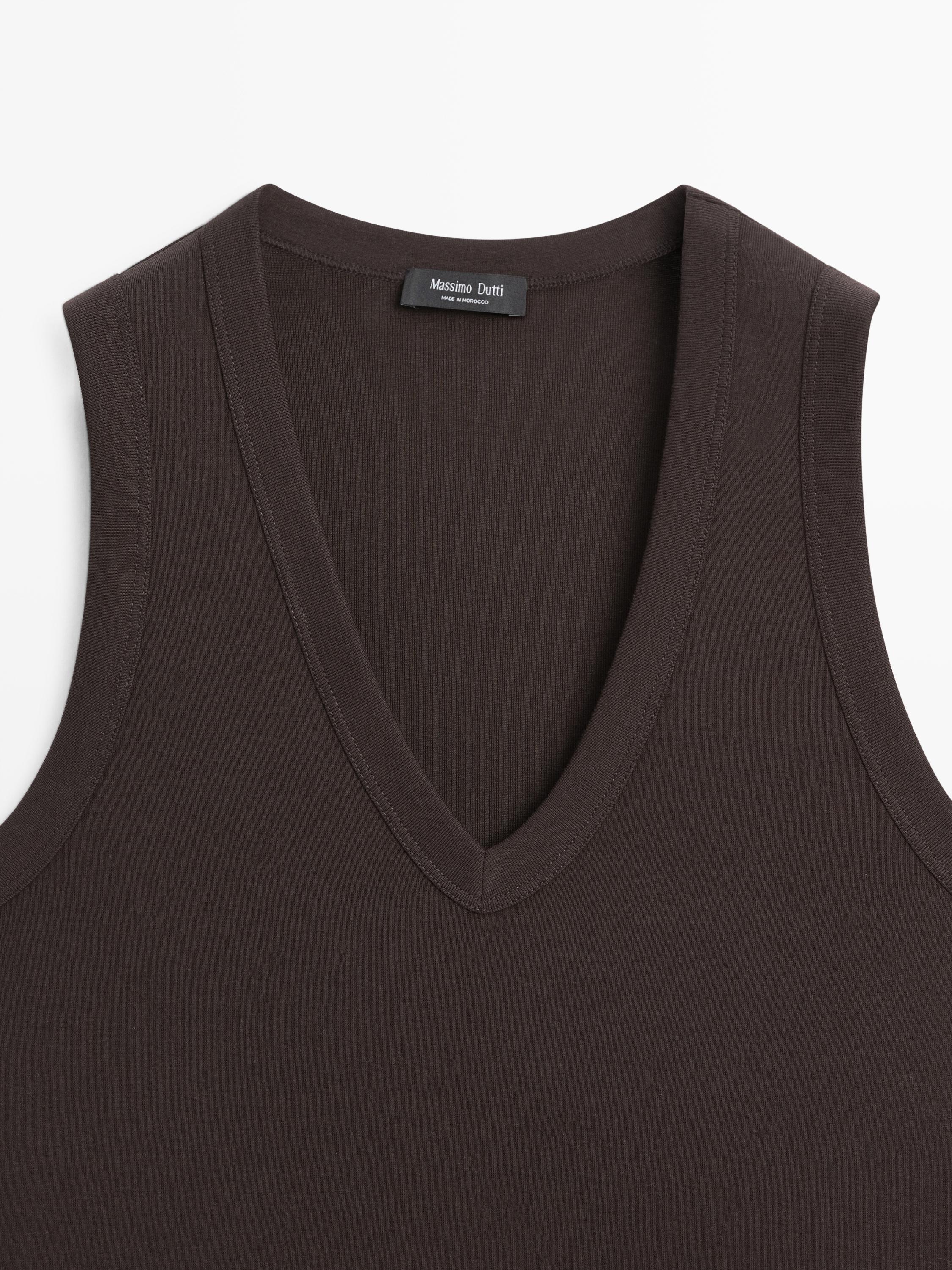 100% cotton V-neck T-shirt