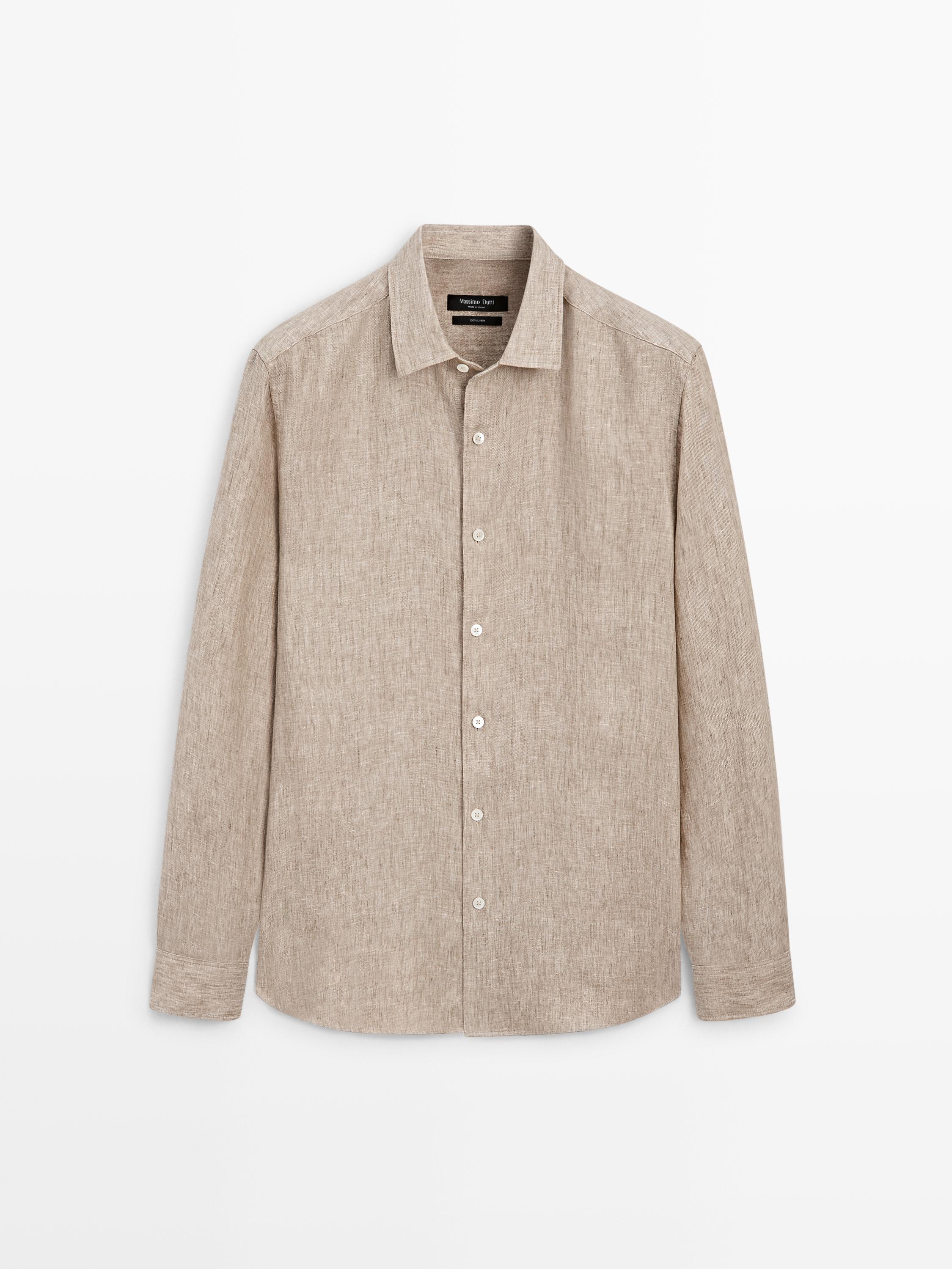 Vista frontal de camisa cruda de manga larga con botones blancos y cuello clásico.