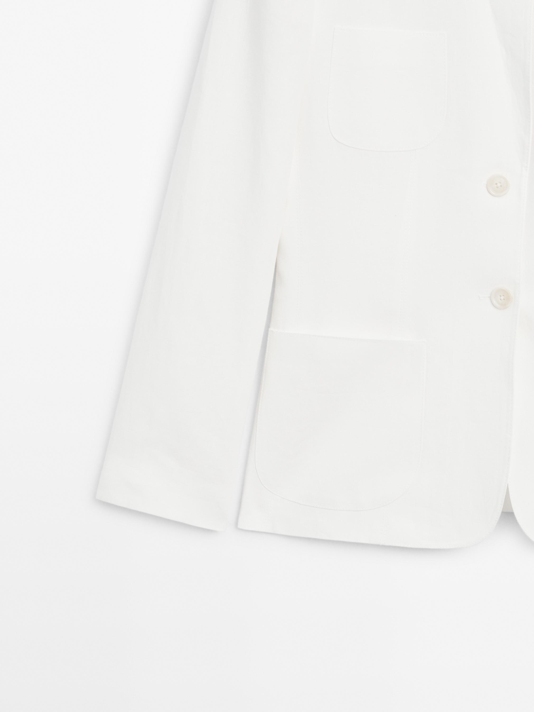 100% linen blazer with lapel detail