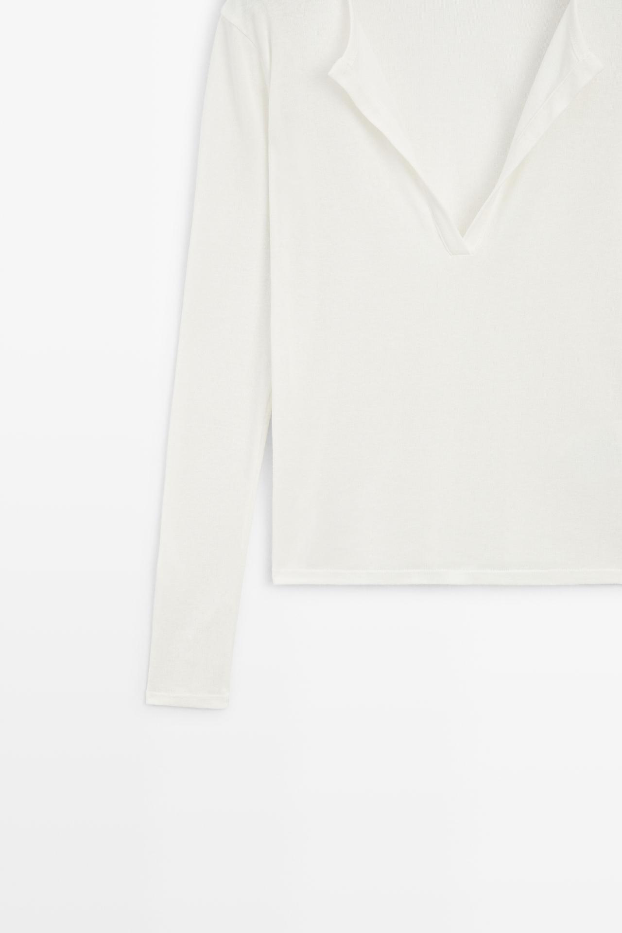 100% cotton V-neck T-shirt — CREAM