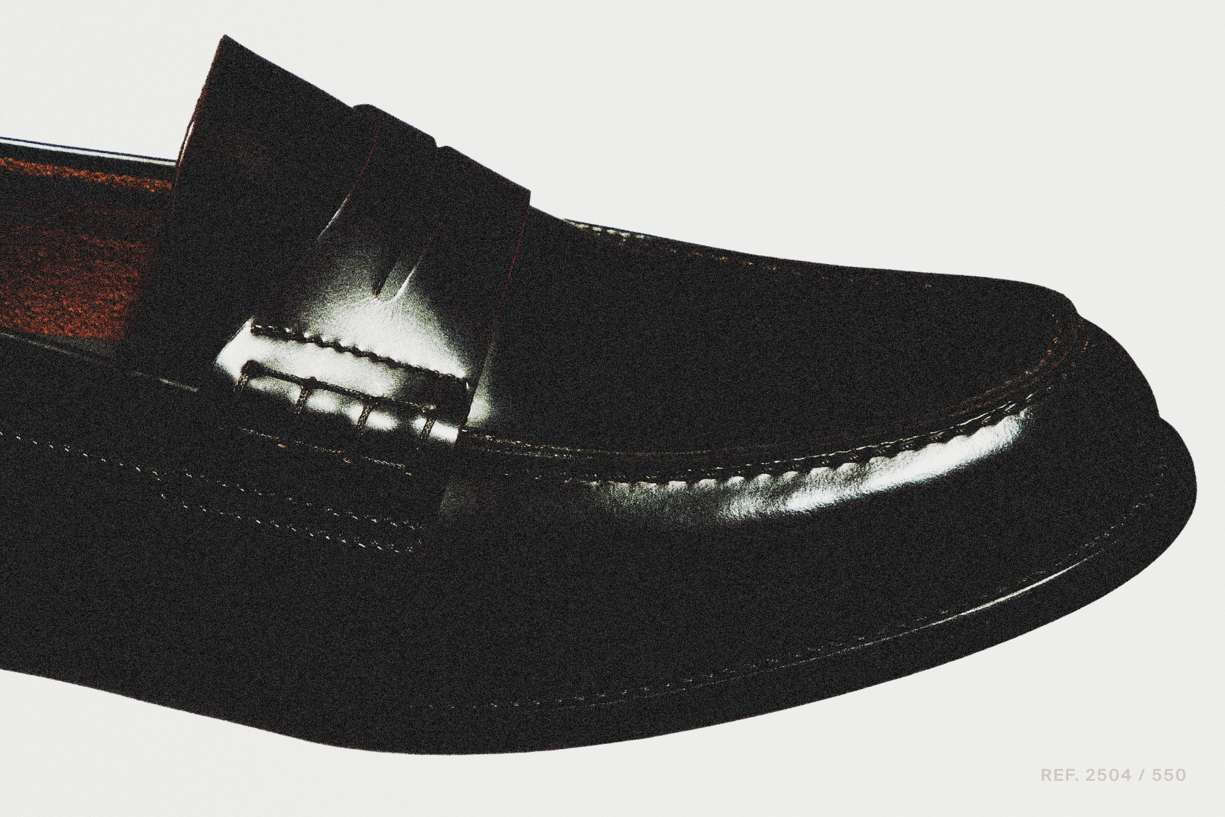 "Detail van bruine mocassin met opgestikte band en zichtbare stiksels."