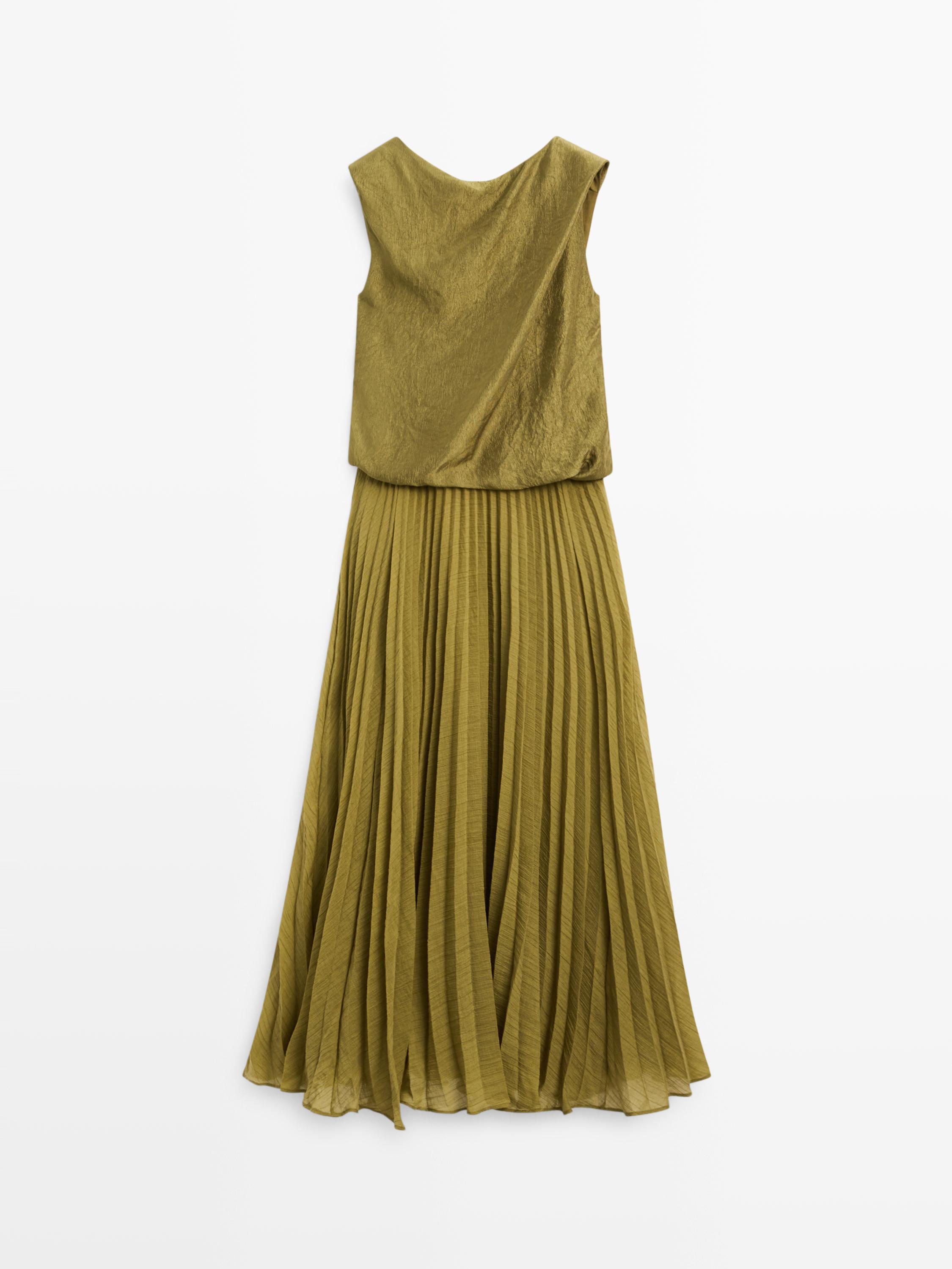 Gaun panjang serasi dengan detail pleated