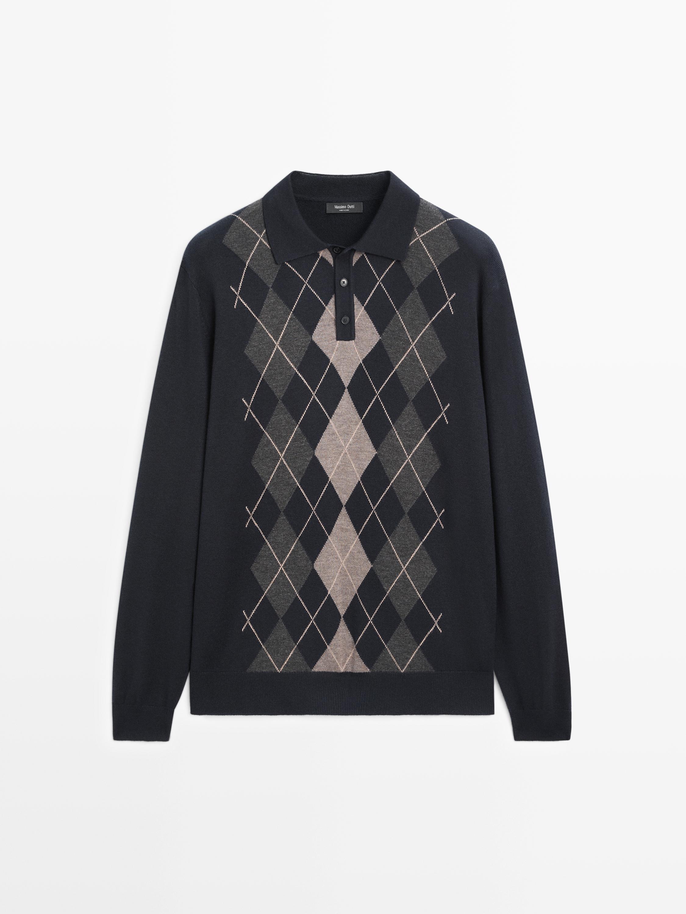 Vue de face d'un pull bleu marine avec un motif losanges dans des tons de gris et de beige, col polo et fermeture boutonnée.