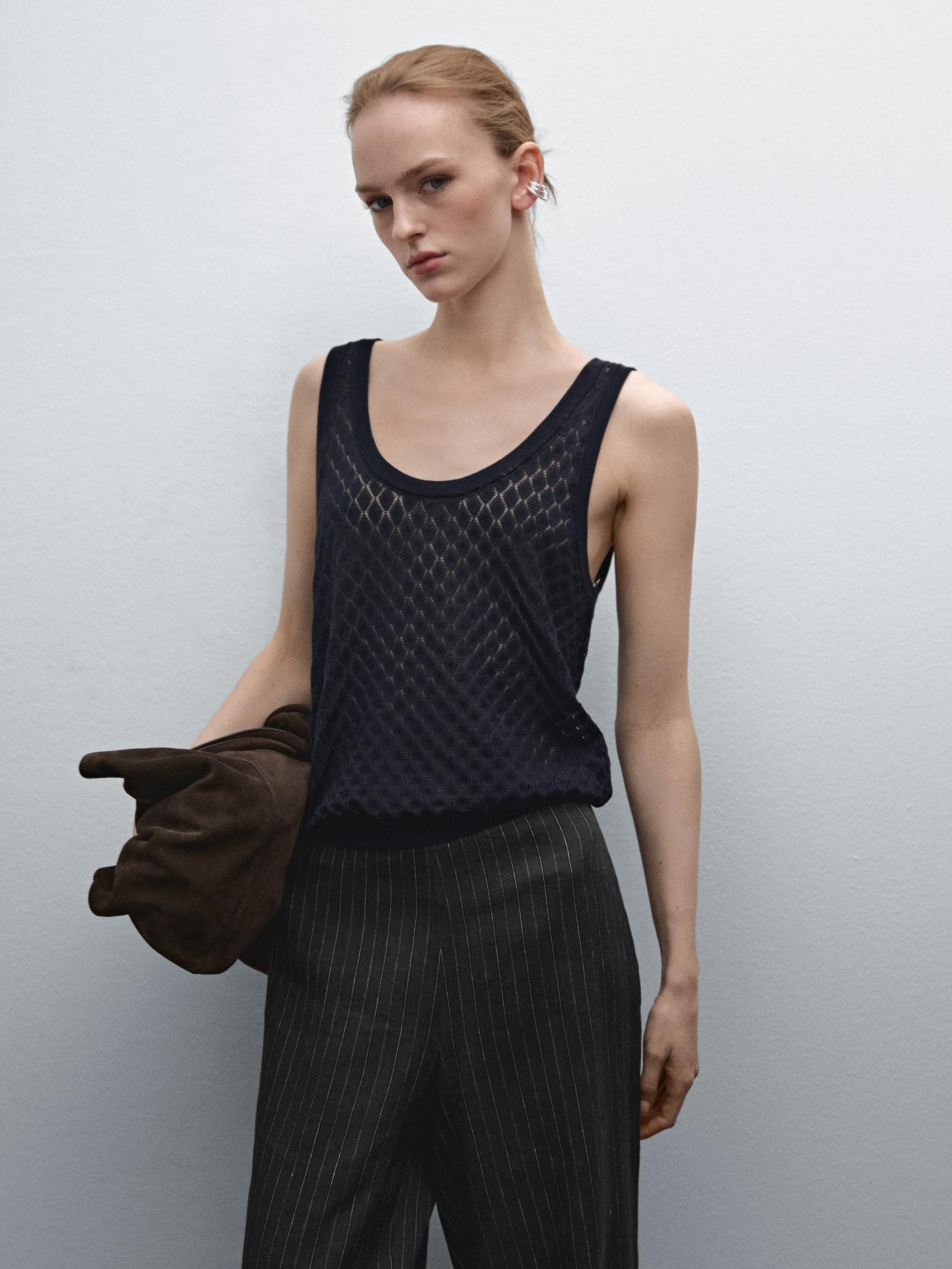 توب بحياكة مخرمة وحمالات