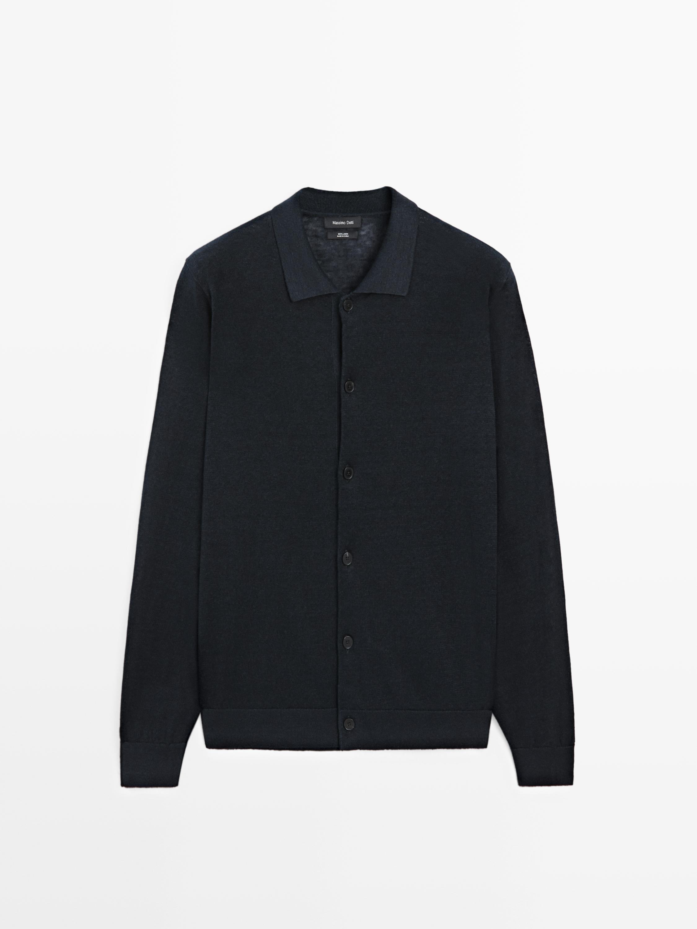 Vista frontal de cárdigan azul marino con cuello clásico y cierre de botones.