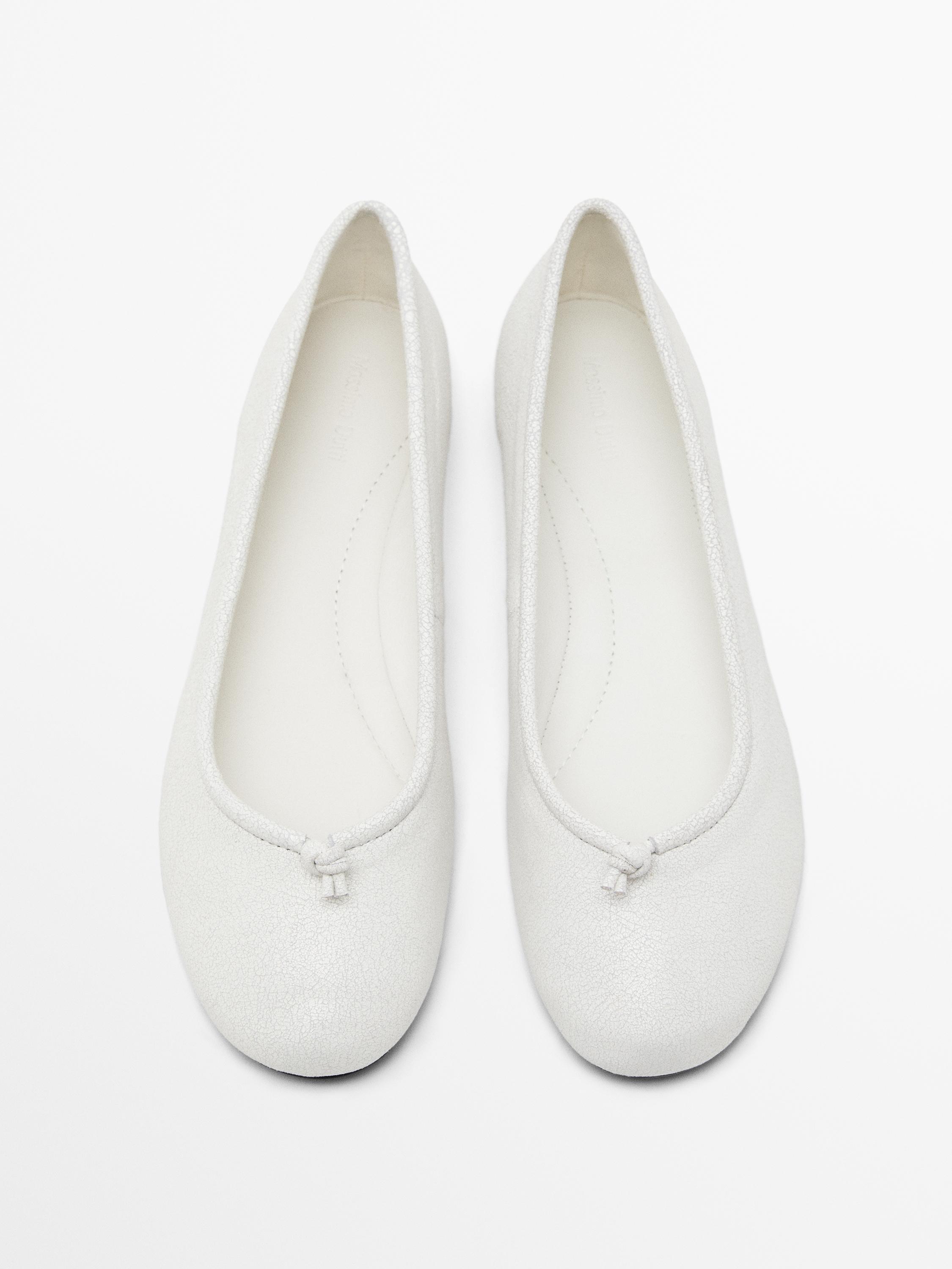 Crackled ballet flats with knot