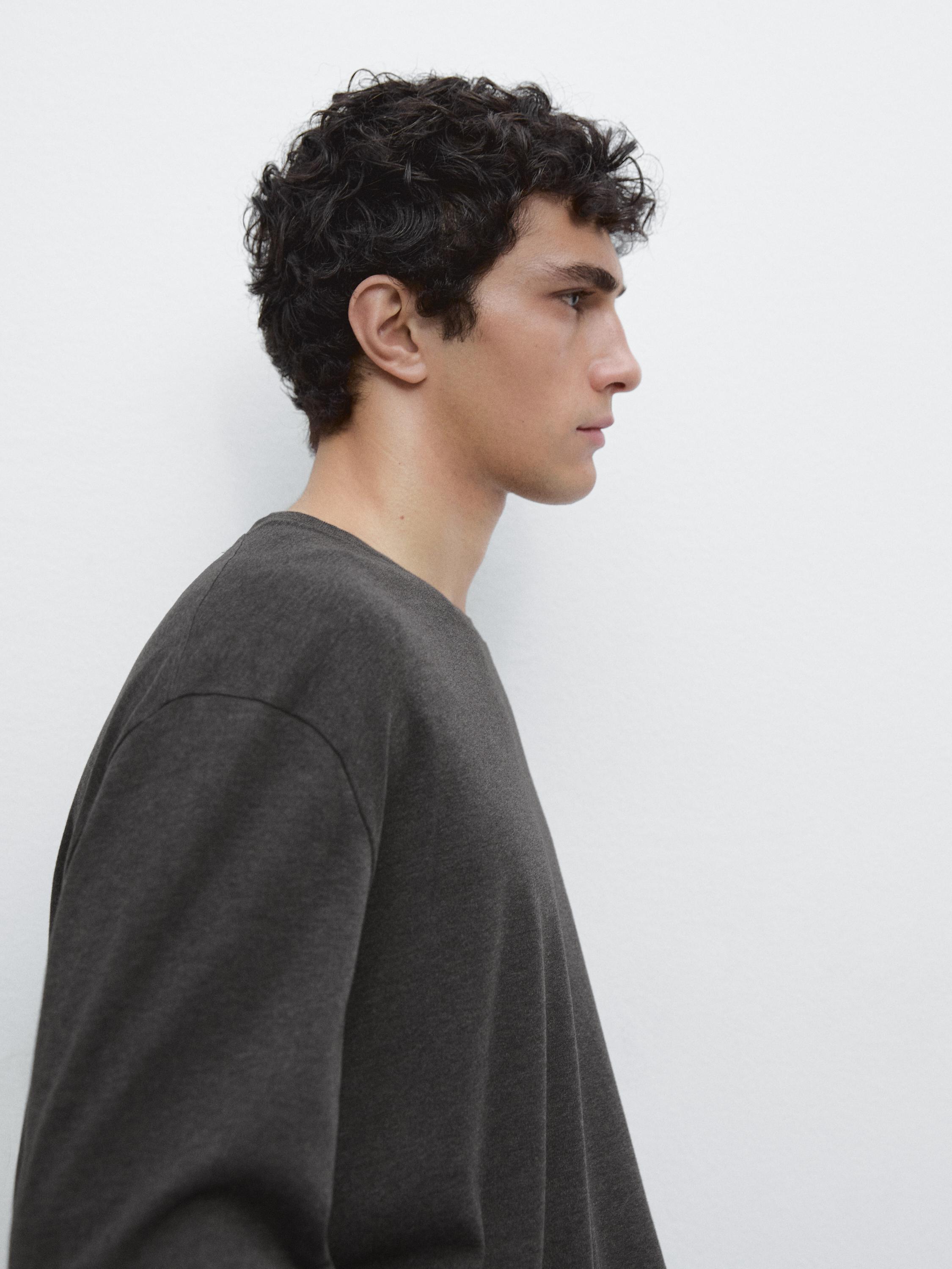 Футболка из хлопка среднего размера с длинными рукавами