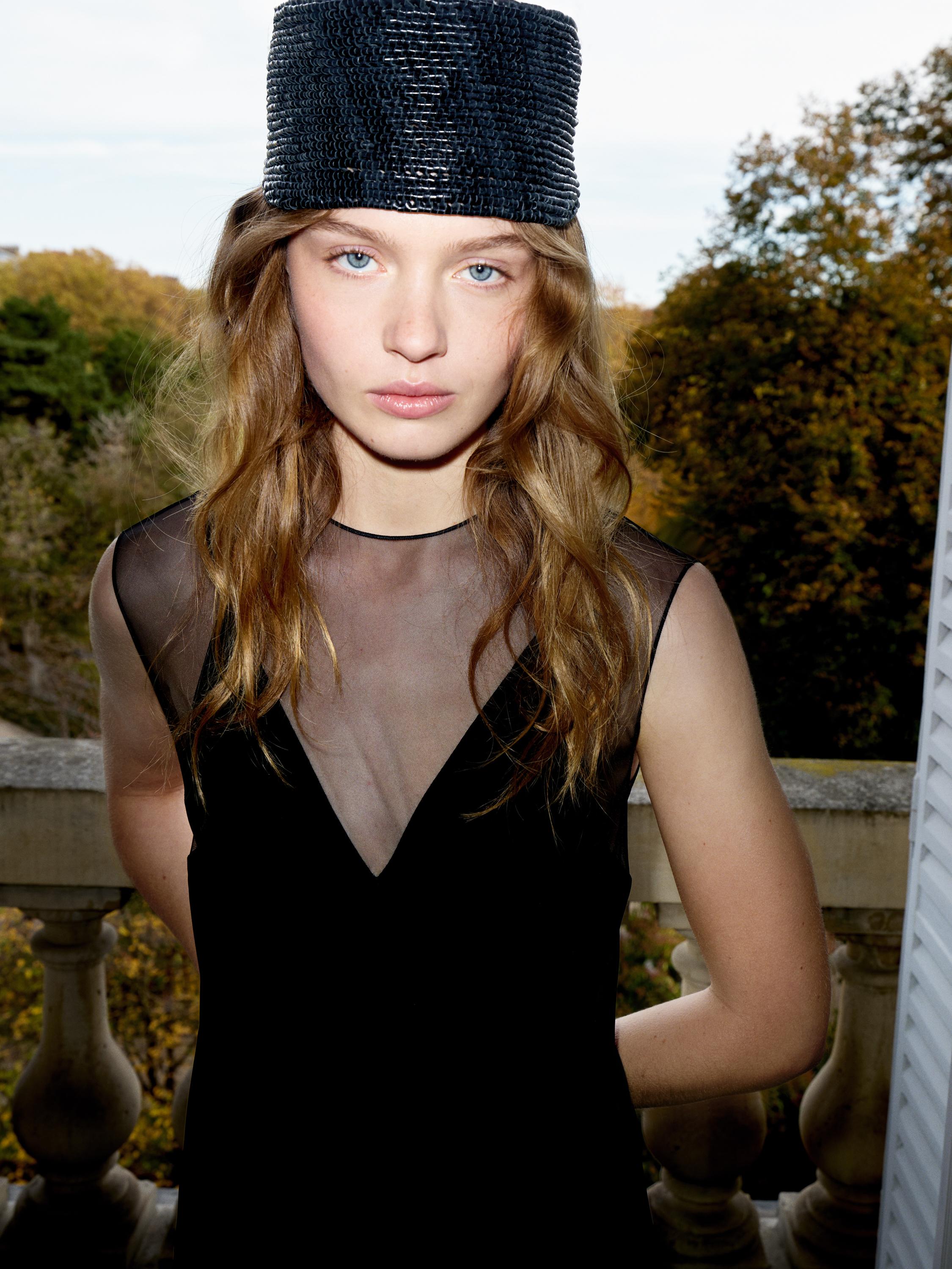 فستان طويل بتفصيل شفاف