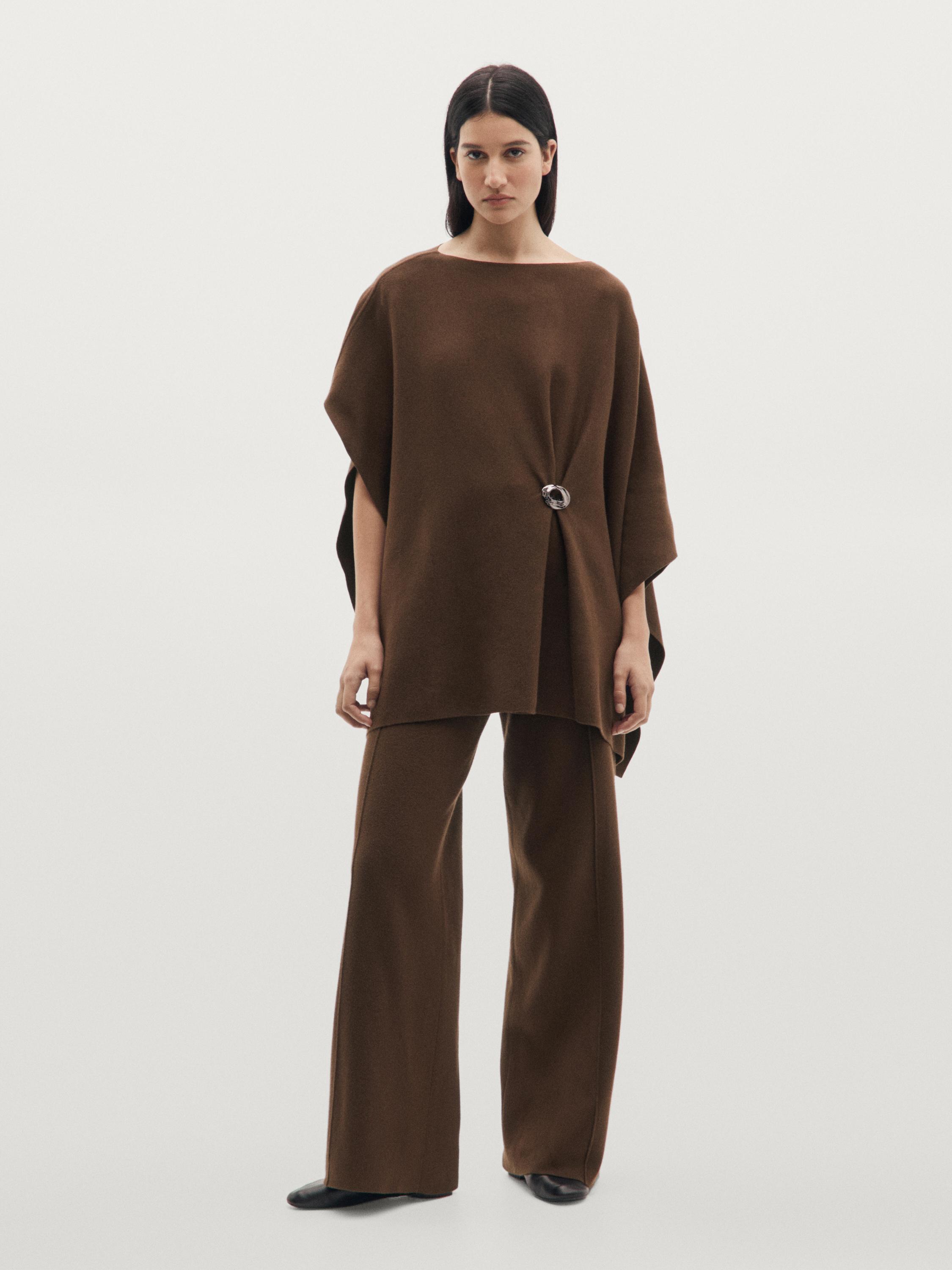 بنطلون محاك بساق عريضة وتفصيل بدرزات