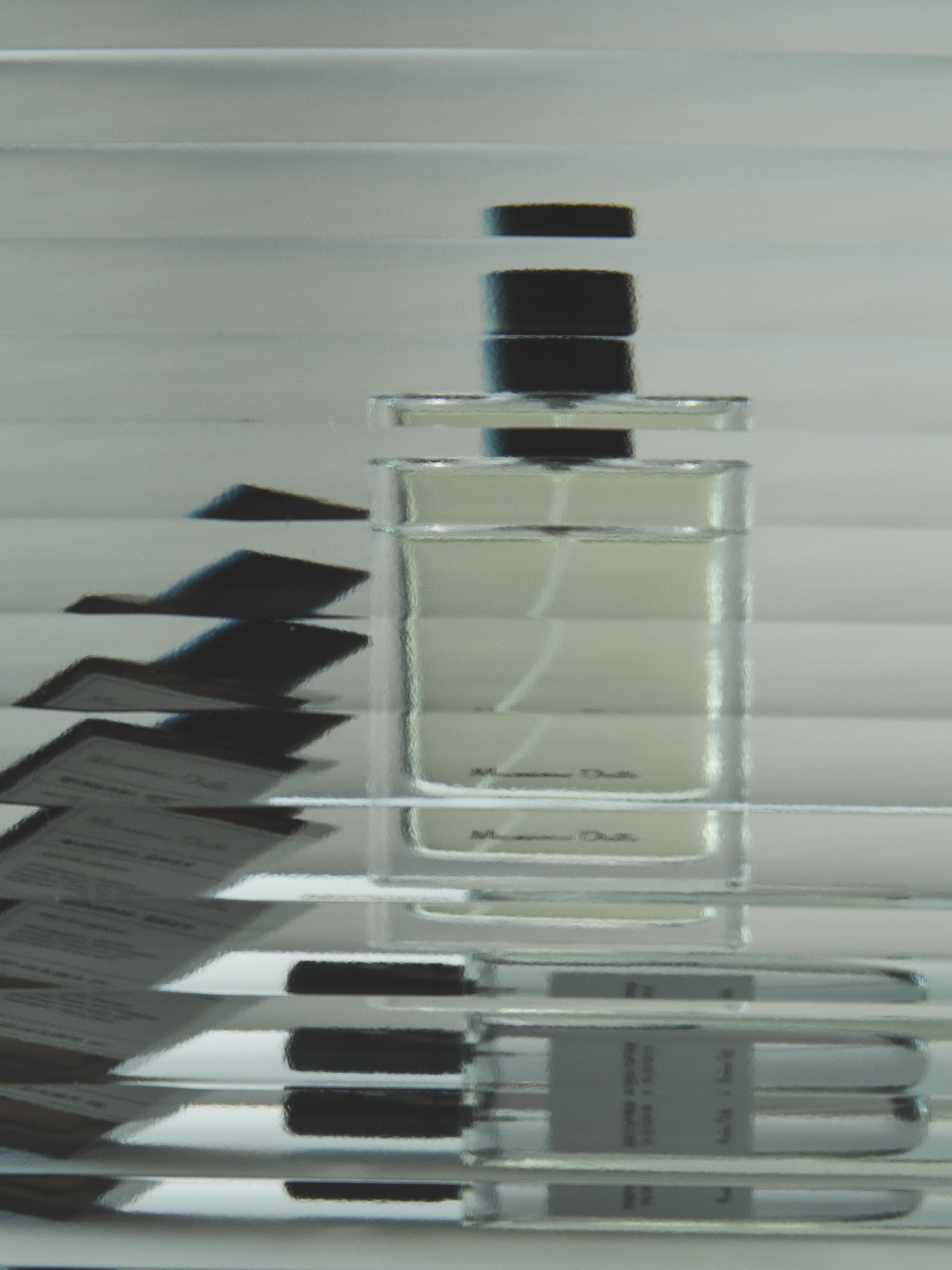 (100 ml) Manhattan Light Eau de Parfum — Pearl grey