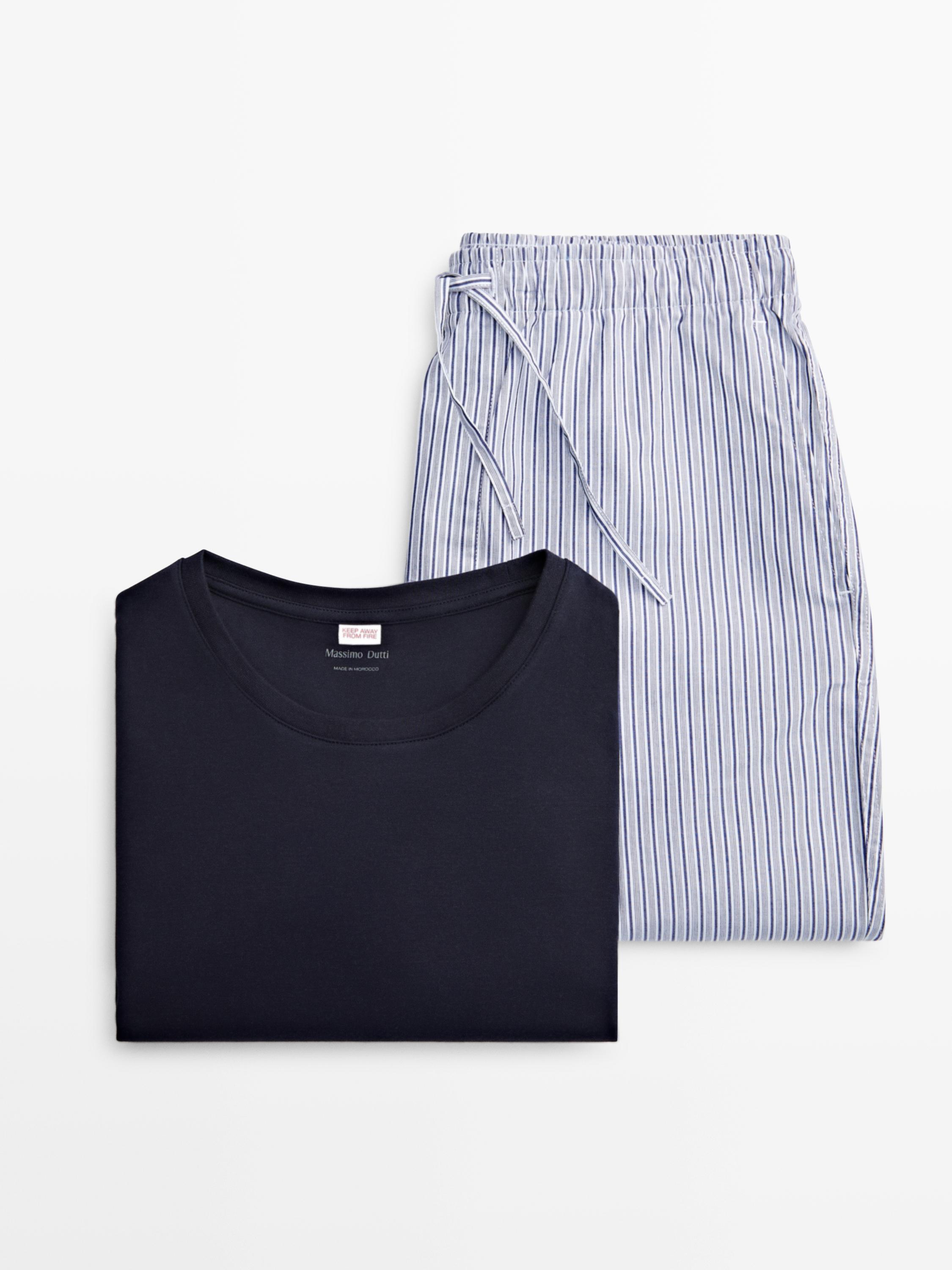 Prednji pogled na plavu pidžamu s majicom kratkih rukava i hlačama s okomitim plavo-bijelim prugama.