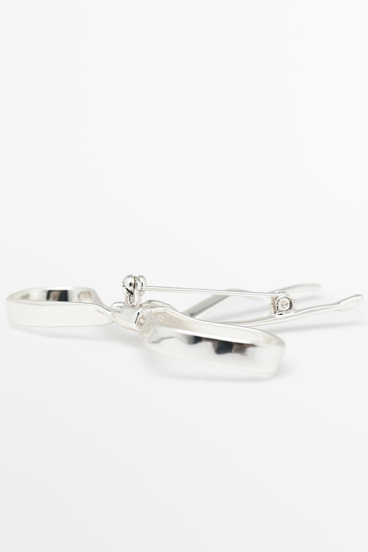 Bow brooch — SILVER