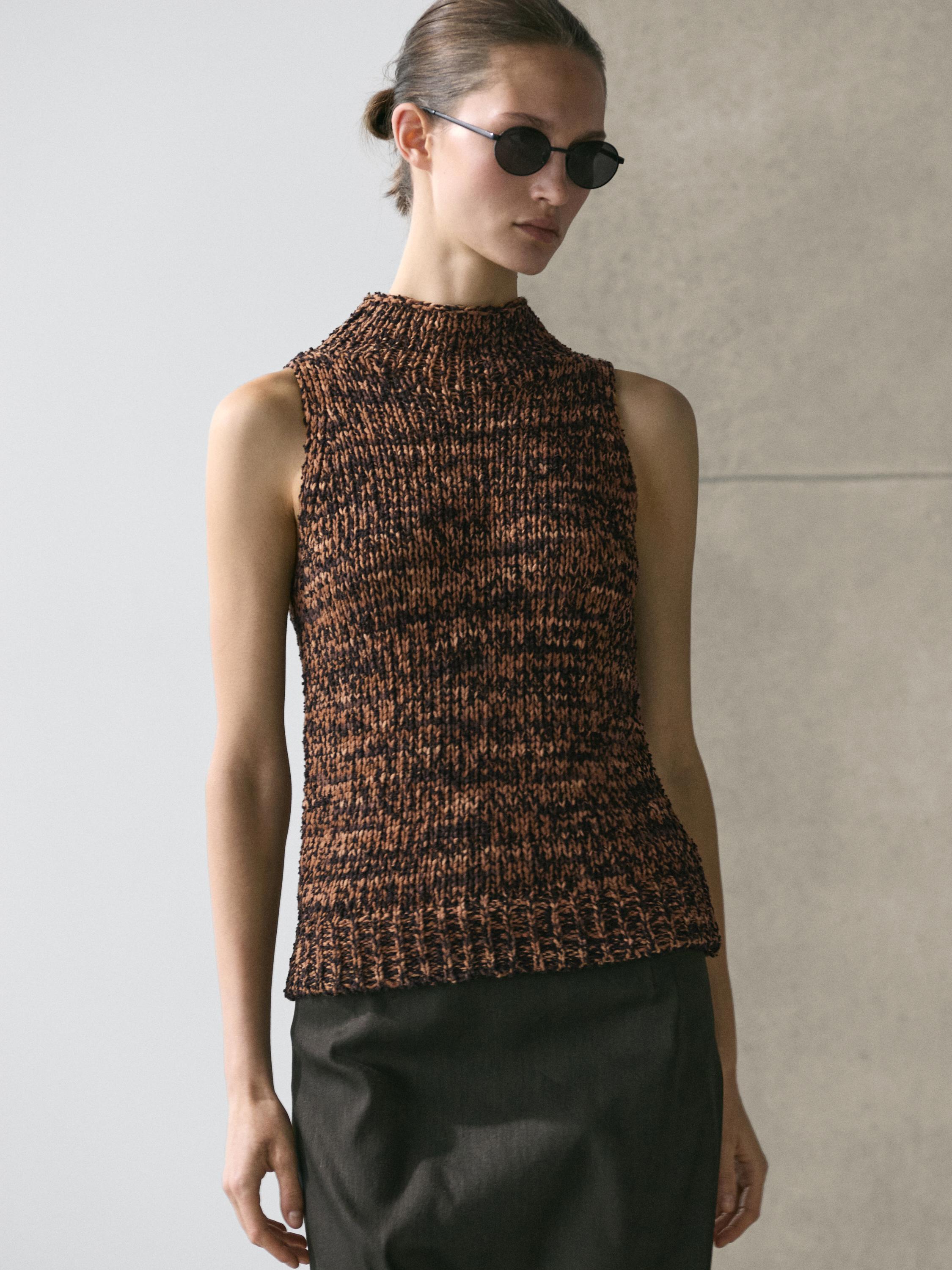 Conjunto de top halter castanho mesclado sem mangas e saia preta.