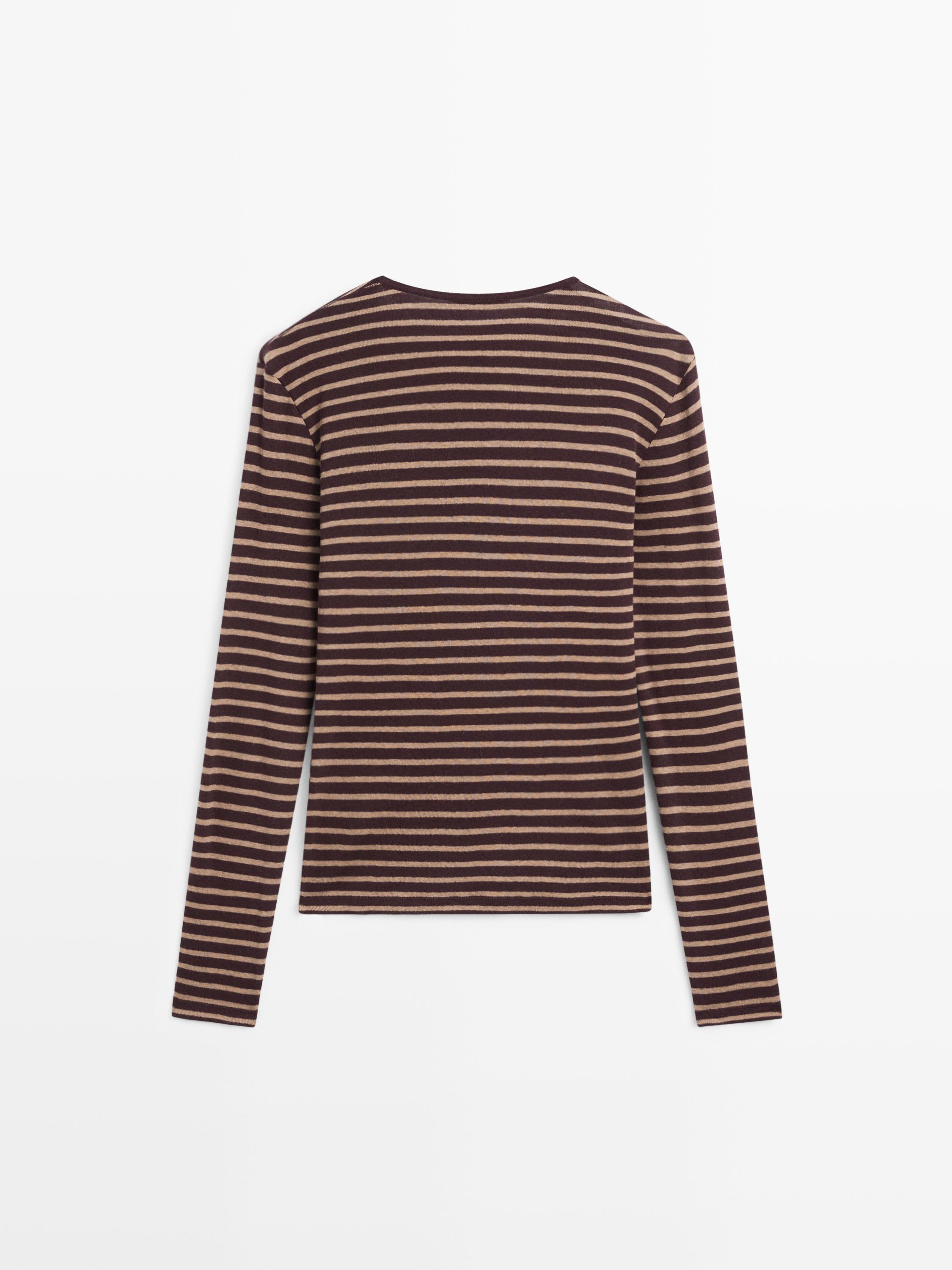 Vue arrière d'un t-shirt à manches longues rayé couleur aubergine et beige.