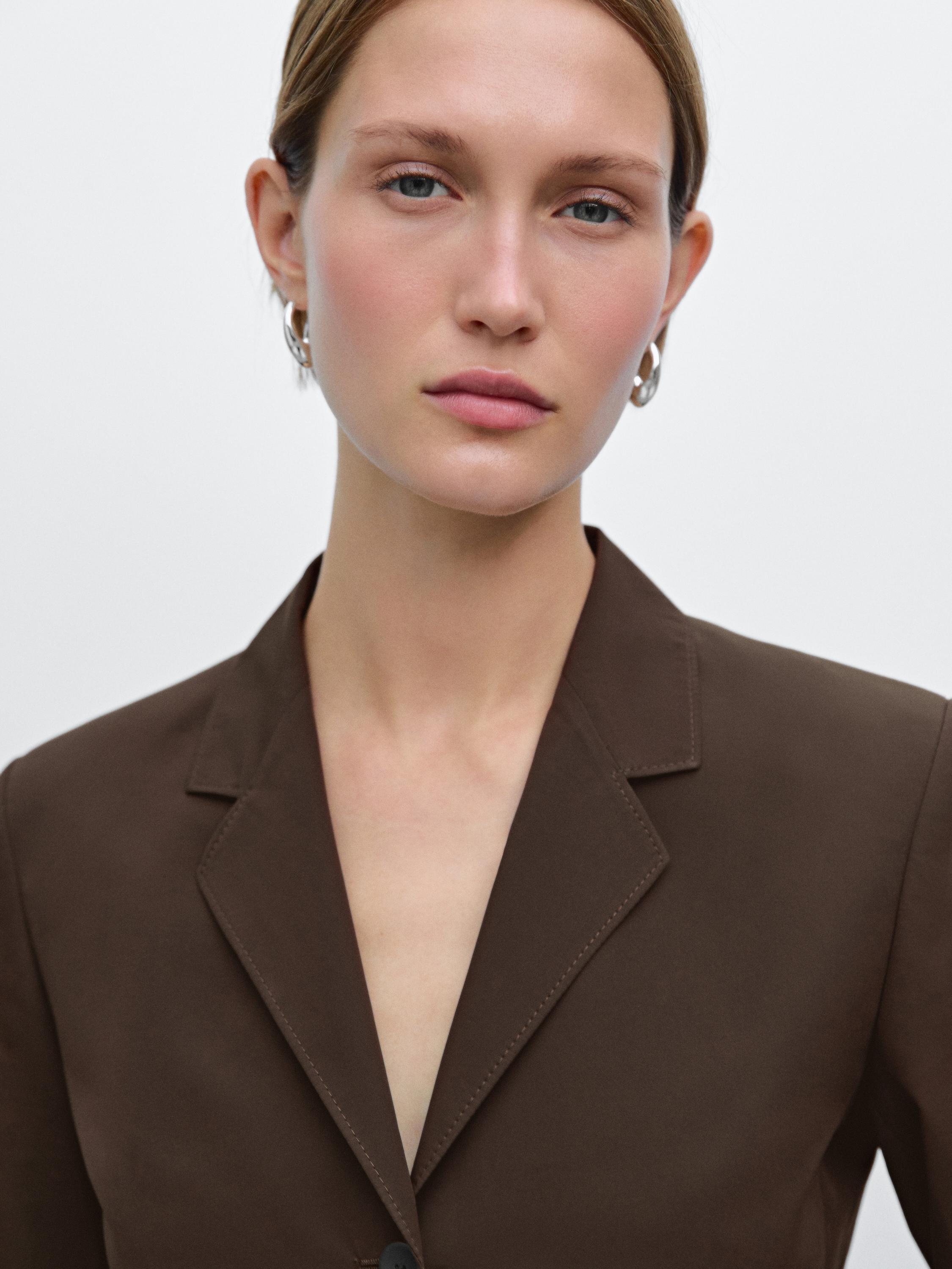 Cropped buttoned blazer
