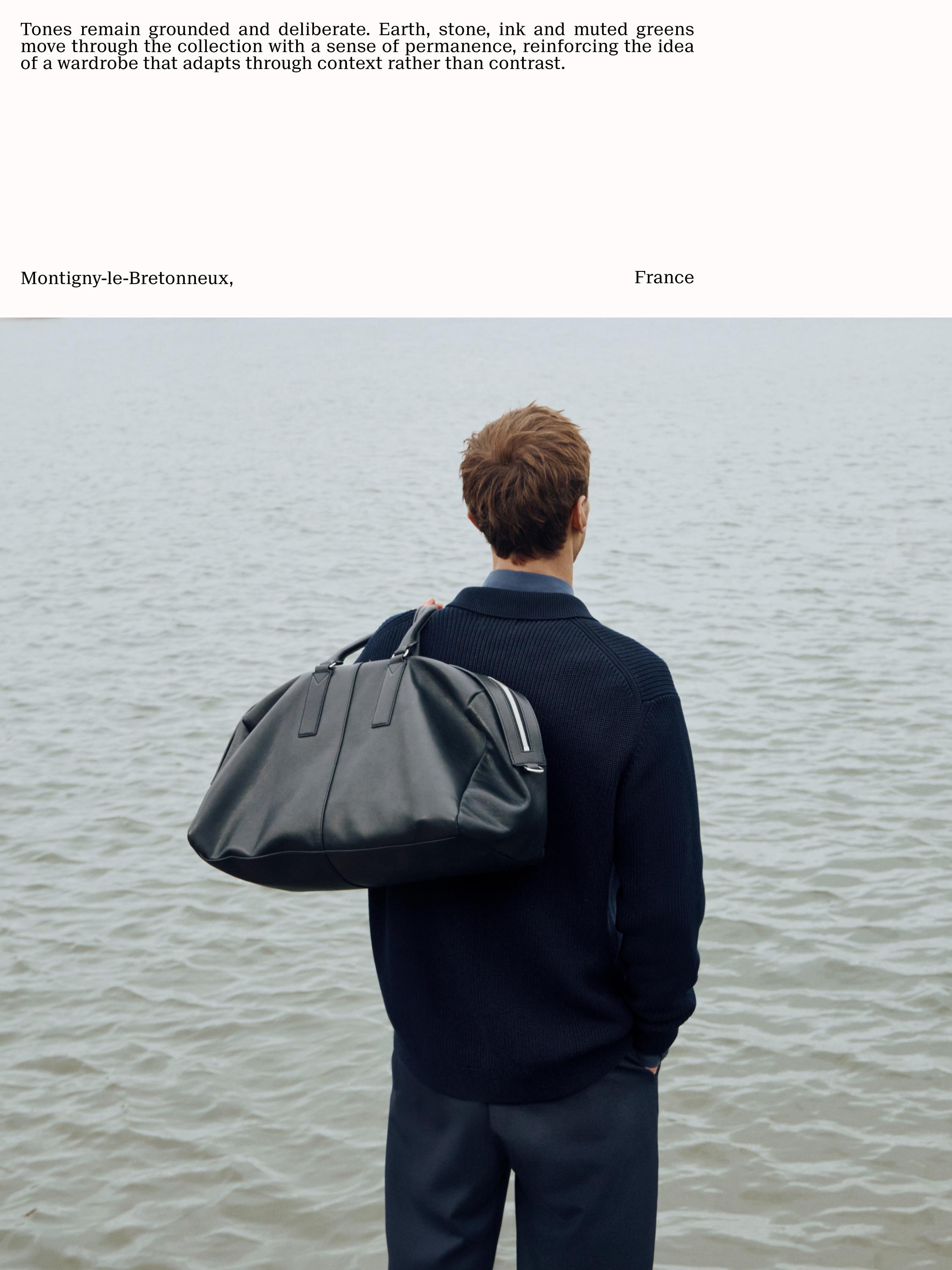 Комплект из темно-синего кардигана с карманами и темных брюк. Видимый текст: "Montigny-le-Bretonneux, France".