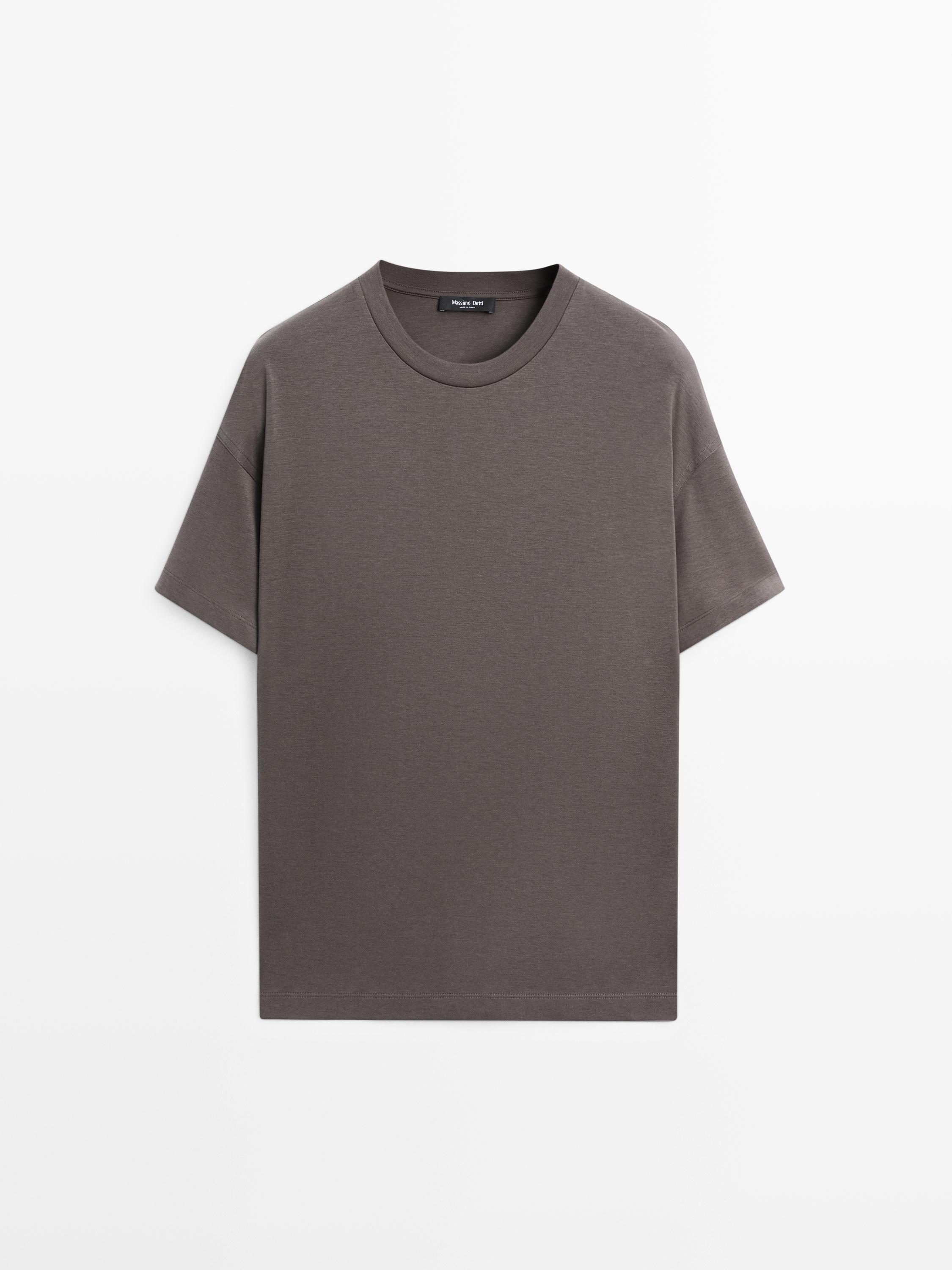 Vista frontal de camiseta kaki de manga corta y cuello redondo.