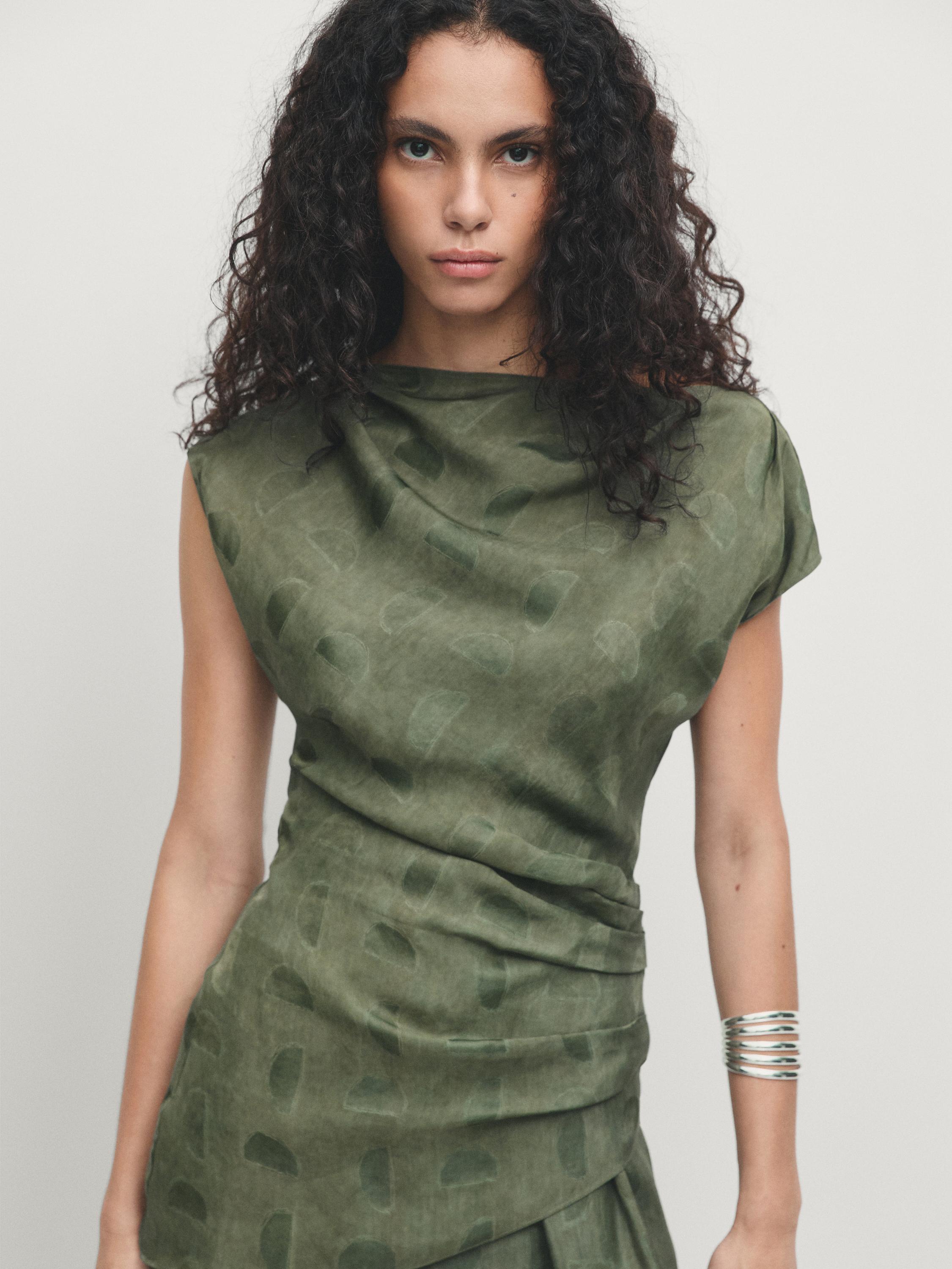 توب ضمن مجموعة من قطعتين بطبعة وتفصيل زمة