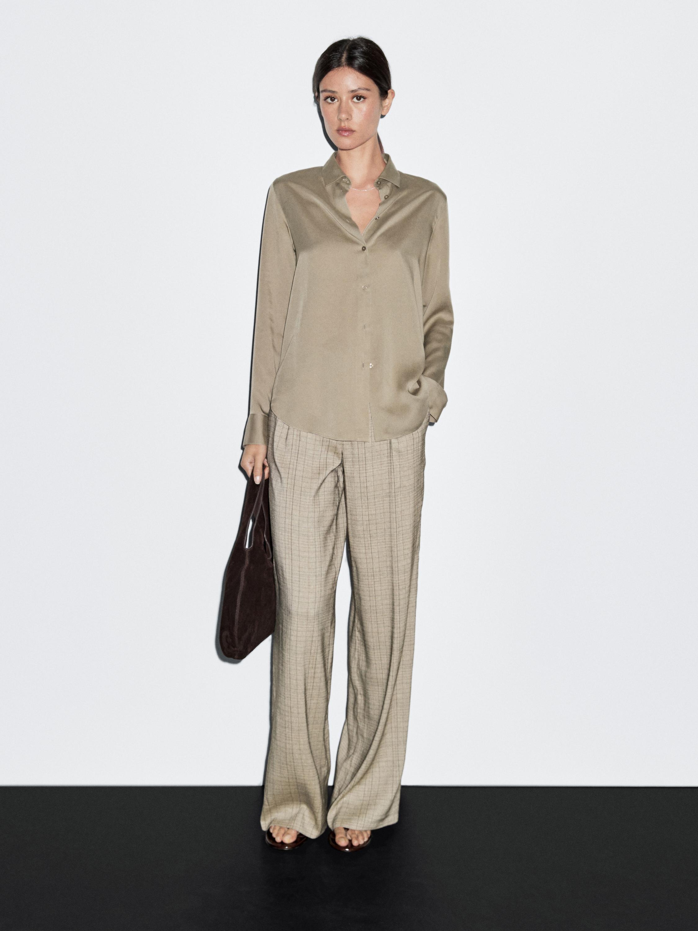 Flowing shirt with shirt collar