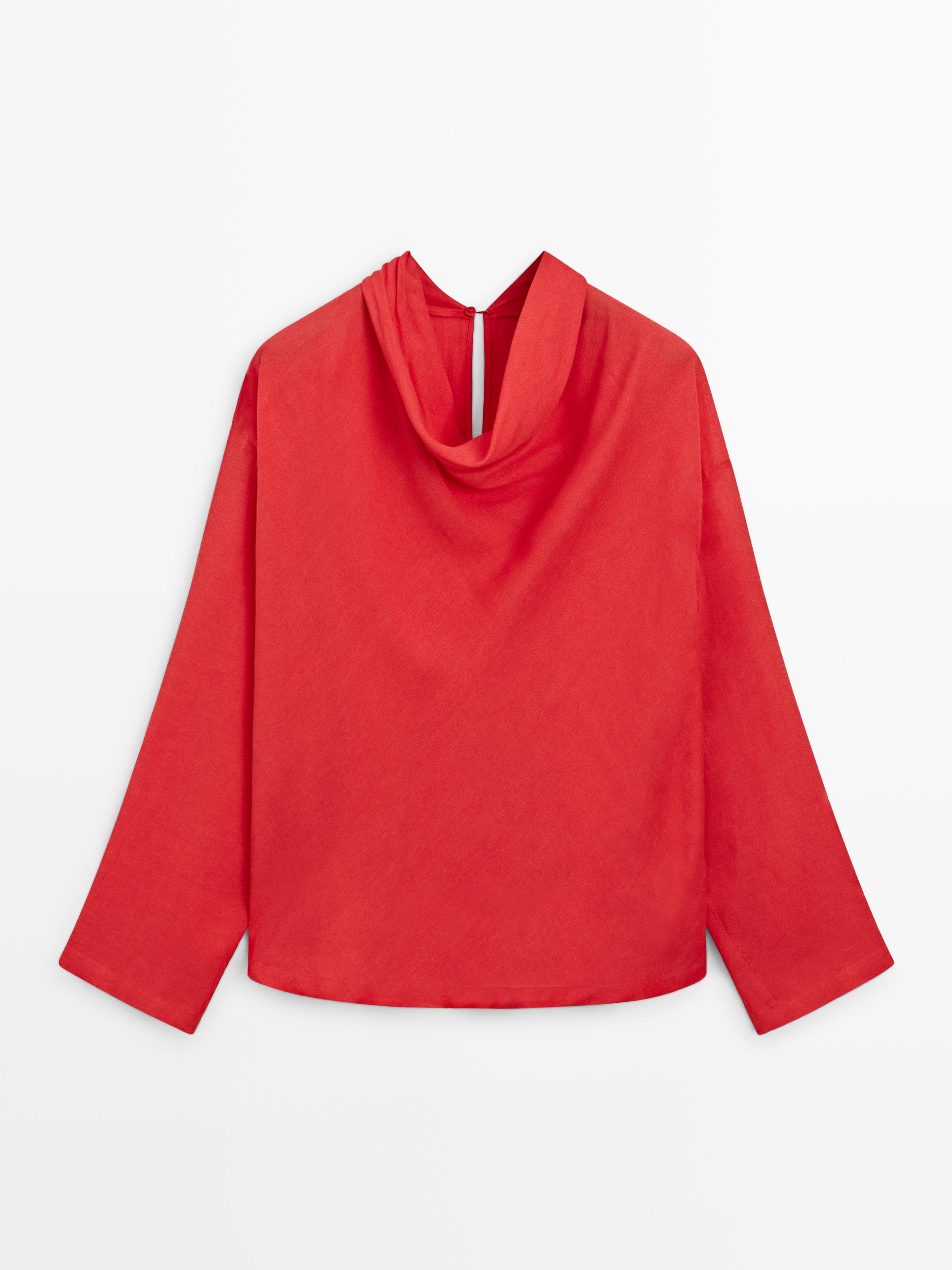 Vue arrière d'une chemise corail avec col drapé et manches longues.