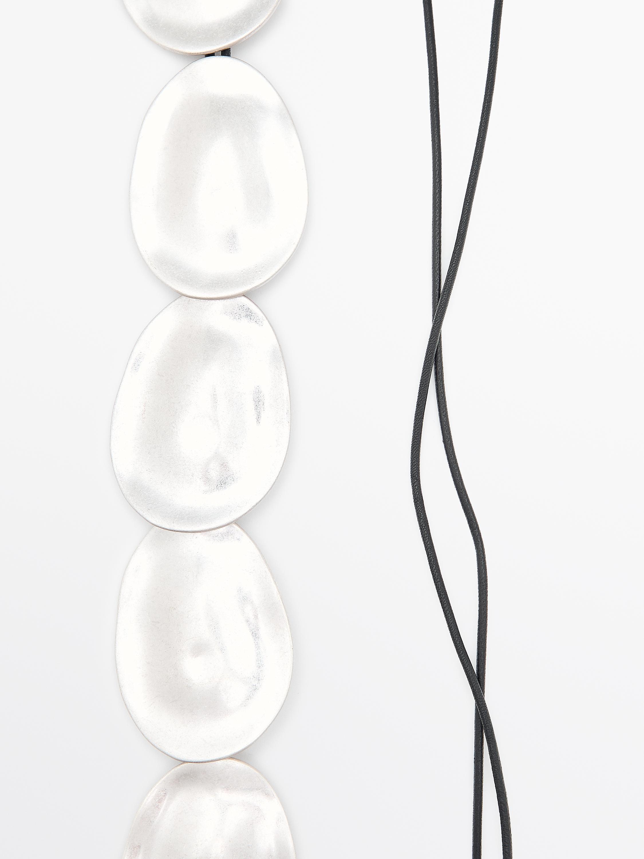 Cintura con dettagli a forma di mandorla