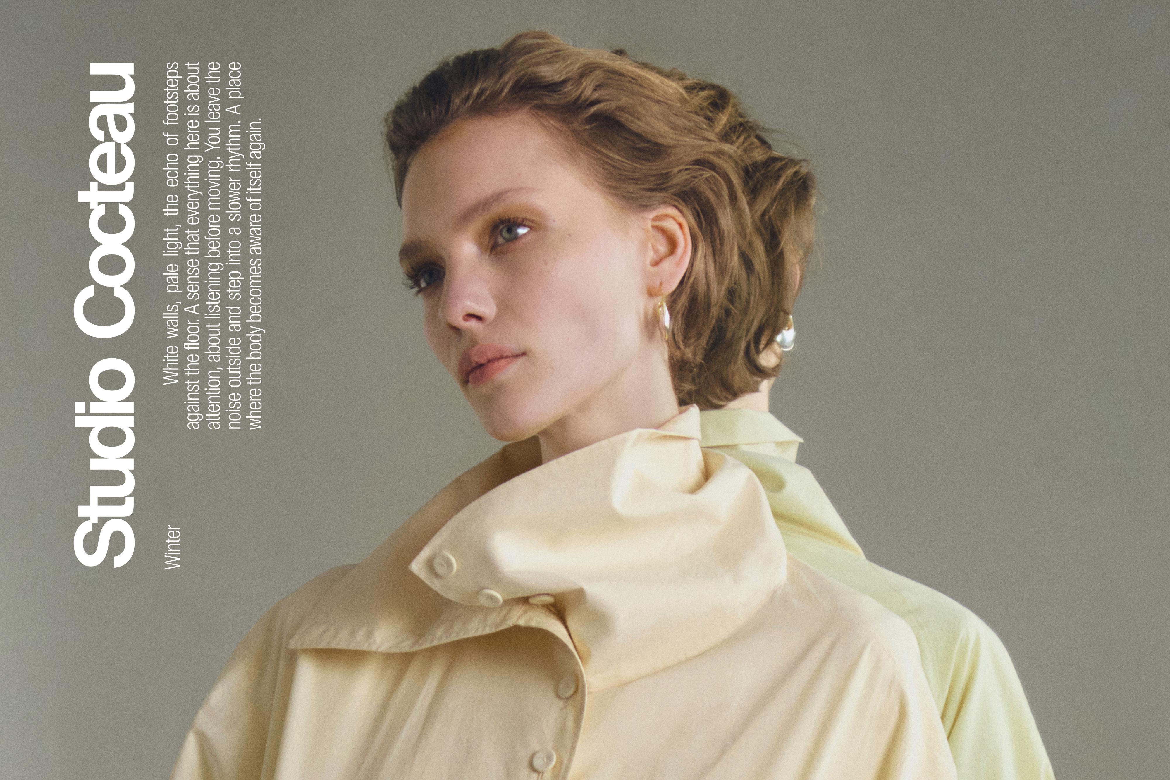 Nahaufnahme einer ecrufarbenen Jacke mit Stehkragen und sichtbaren Knöpfen. Text "Studio Cocteau" auf der linken Seite.