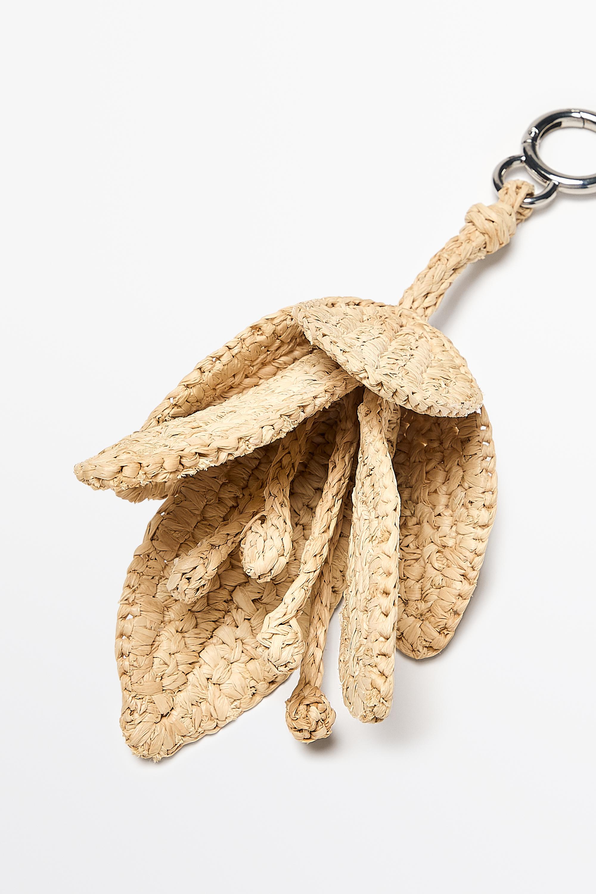 Raffia flower charm — BEIGE