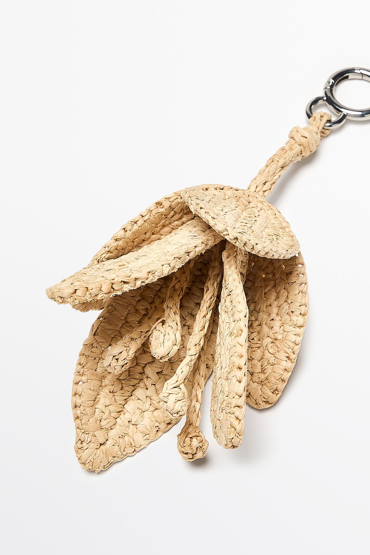 Raffia flower charm — BEIGE