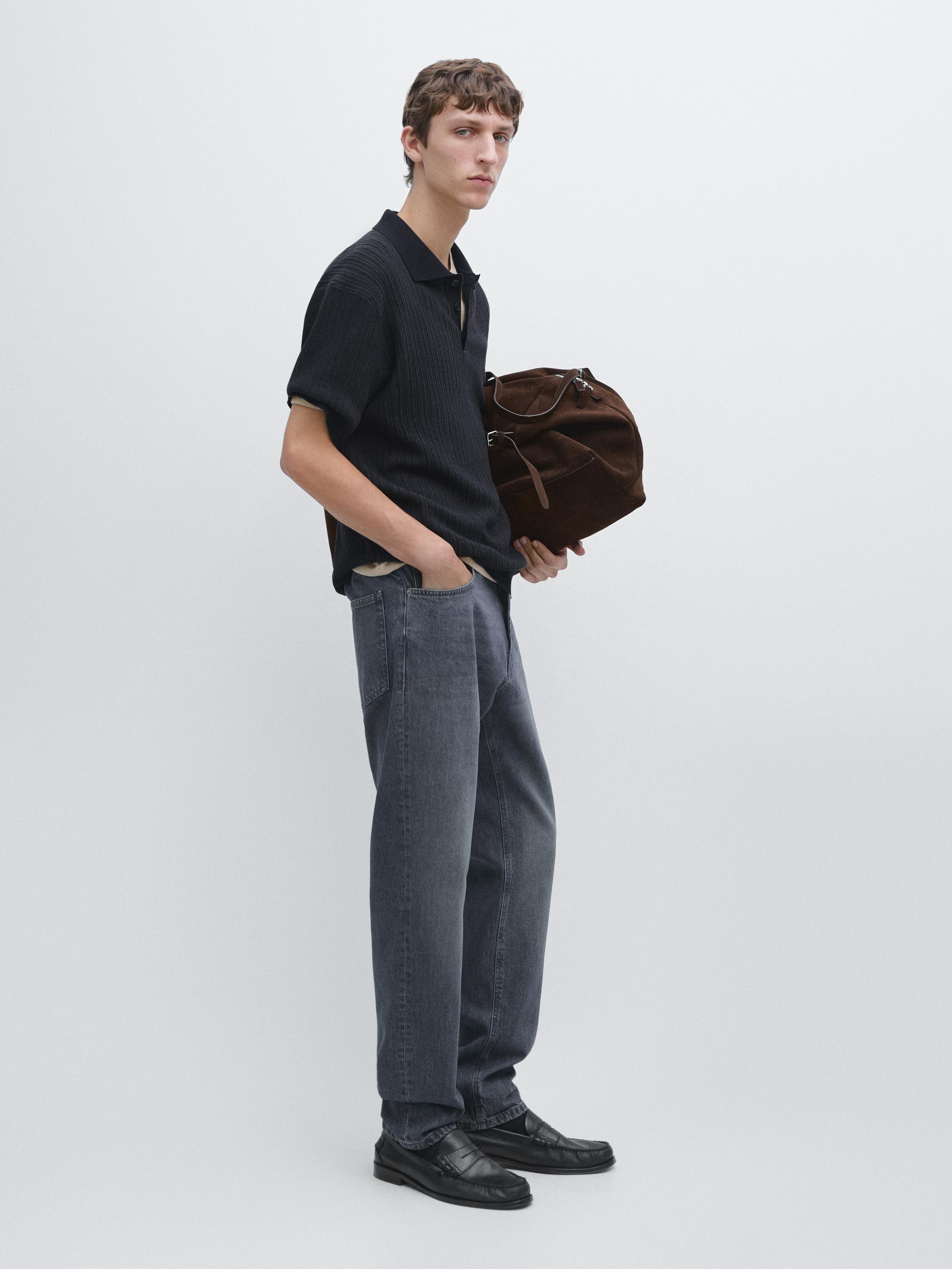 Ensemble polo marine à manches courtes et jean gris droit avec poches latérales.