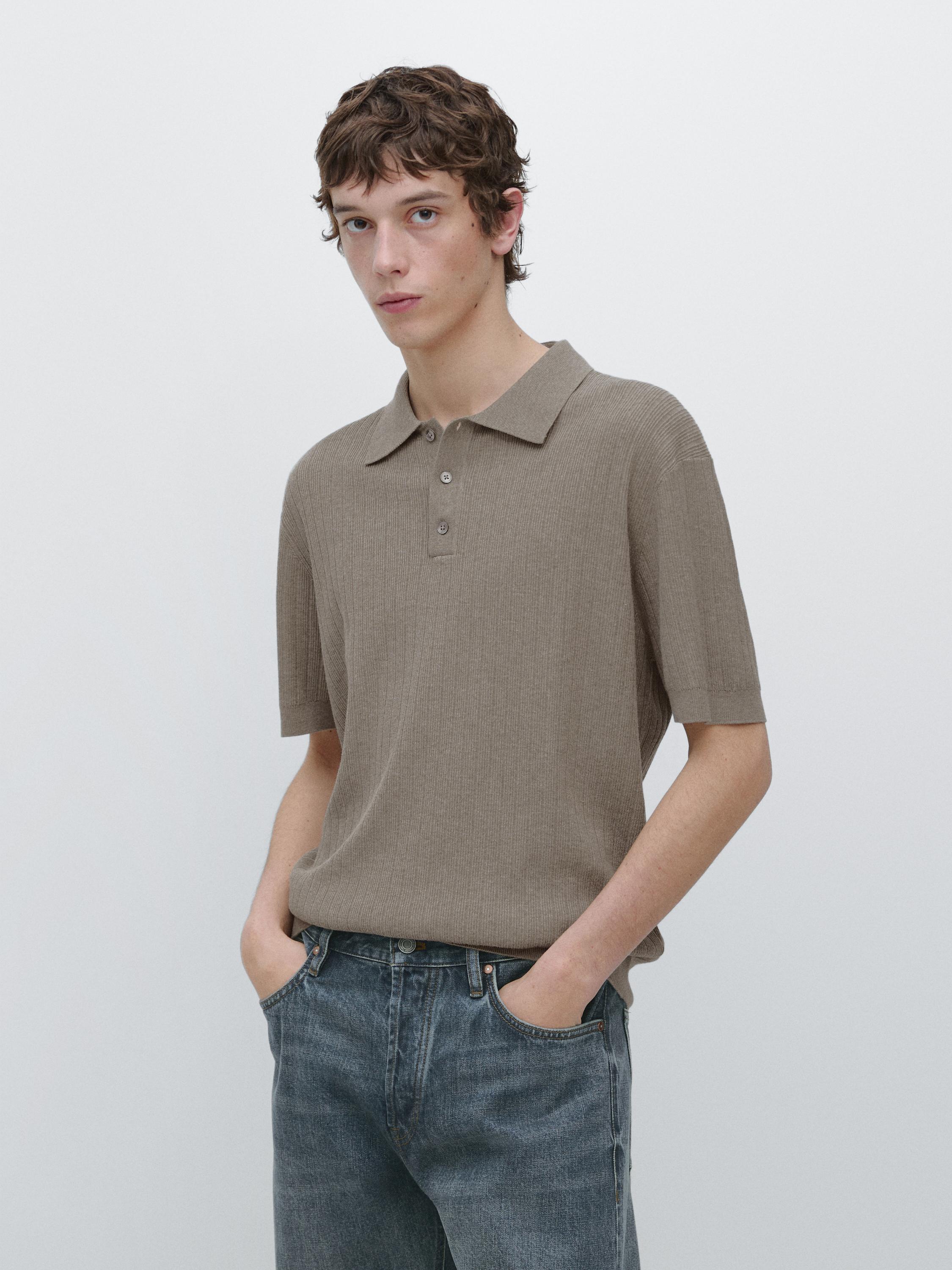 Braunes Polohemd-Set mit Knöpfen und dunkelblauen Jeans.