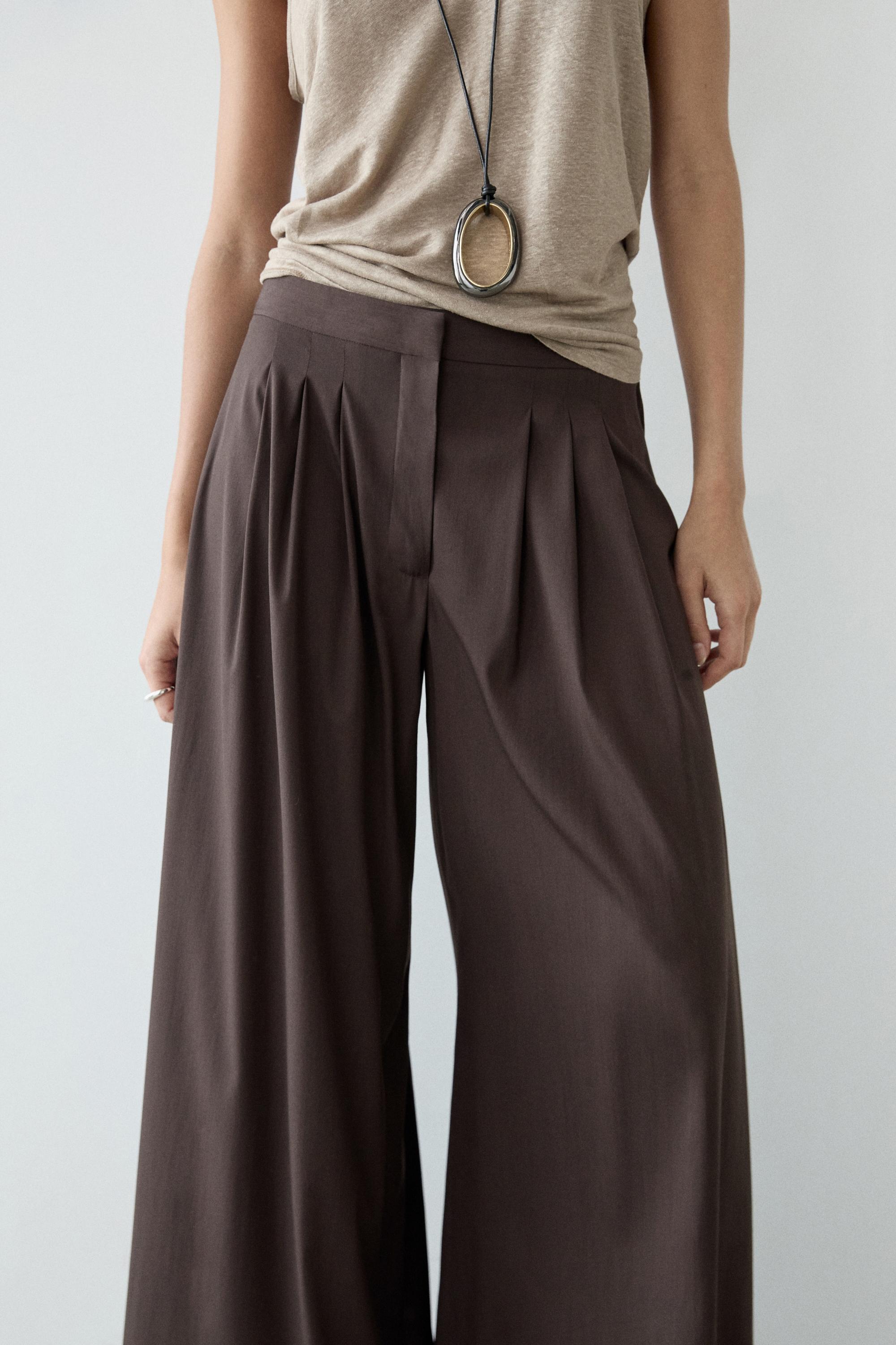 Pantalón ancho pliegues aberturas laterales