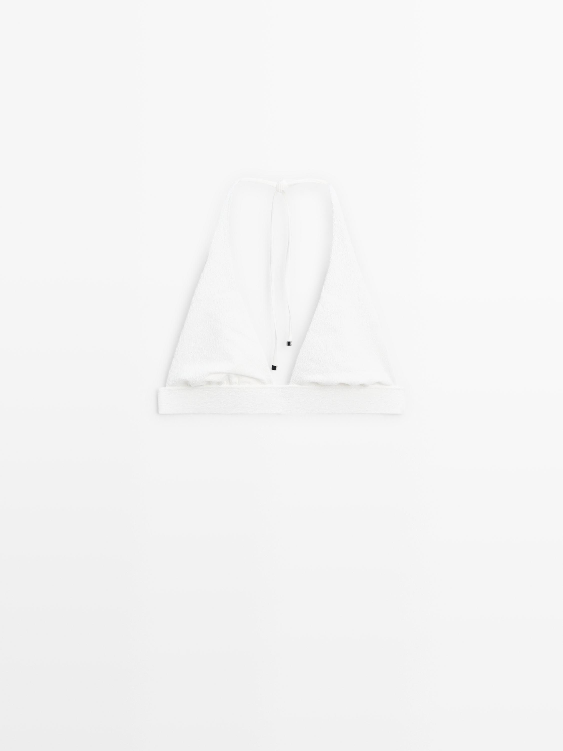 Vista frontal de top de bikini blanco roto con tirantes al cuello y cierre trasero.