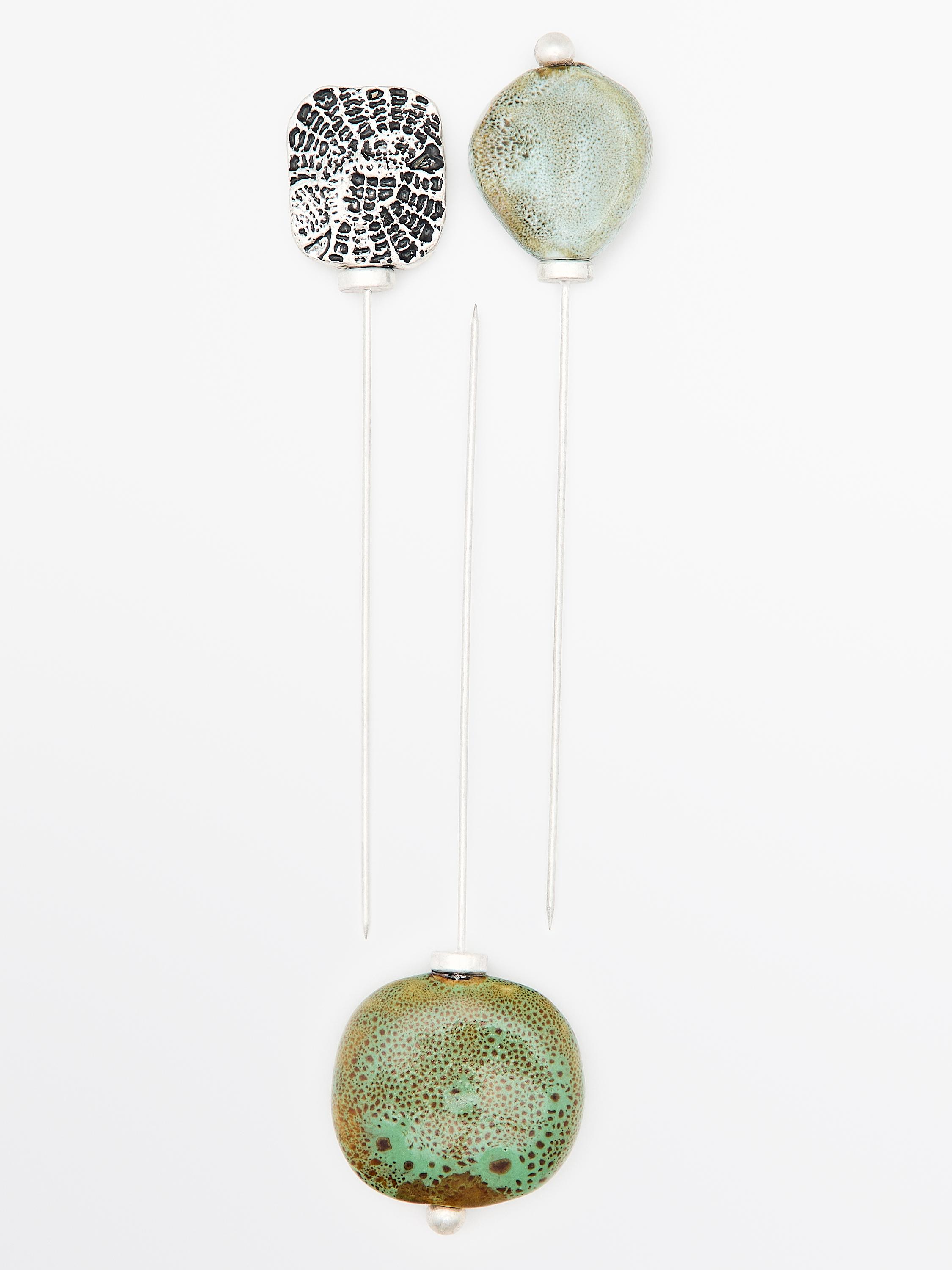 Broche pieza cerámica y medalla textura